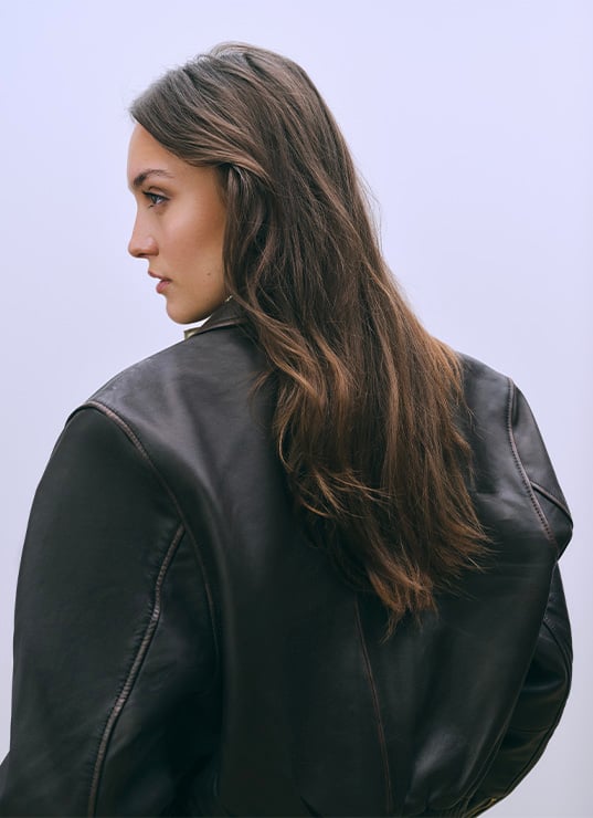 femme brushing cheveux doux et brillants