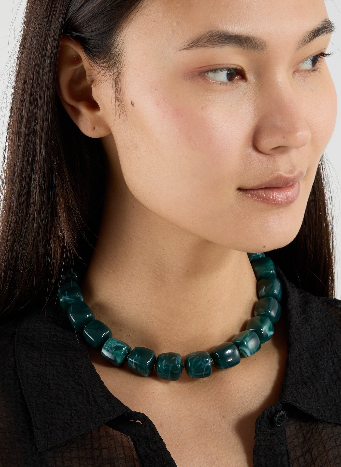 AU PRINTEMPS PARIS Collier avec pierres en résine Vert