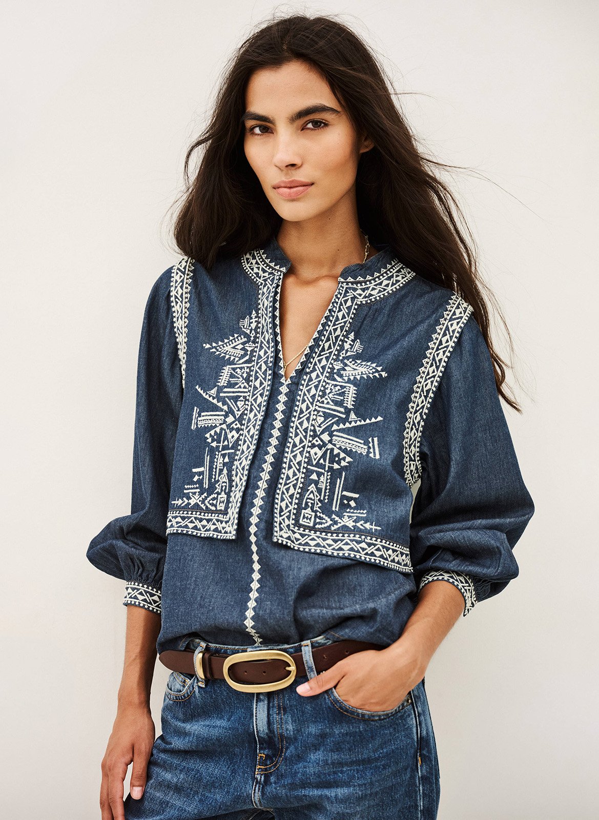 Rechte blouse met Tunesische kraag en geborduurd Laura. BA&SH Blauw