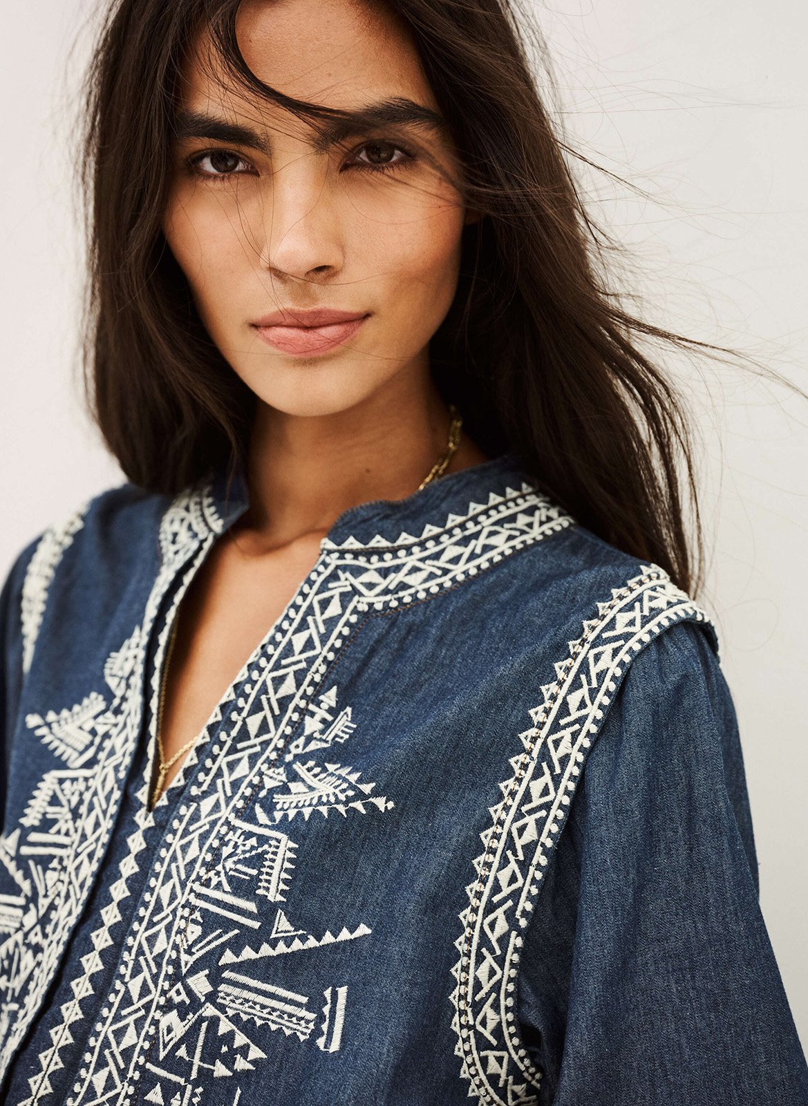 Rechte blouse met Tunesische kraag en geborduurd Laura. BA&SH Blauw