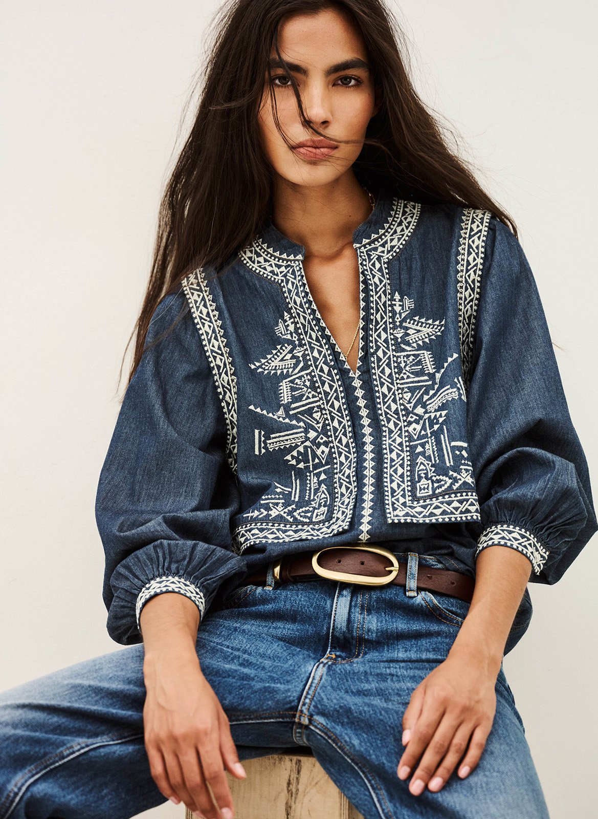 Rechte blouse met Tunesische kraag en geborduurd Laura. BA&SH Blauw