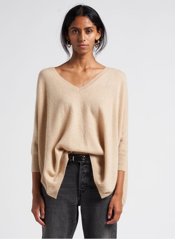 Pull col v oversize en cachemire minie Beige by KUJTEN KUJTEN Pull col v oversize en cachemire minie Beige