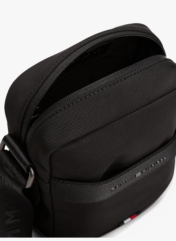 Sac à bandoulière uni à logo  | Noir by TOMMY HILFIGER Sac à bandoulière uni à logo  Noir