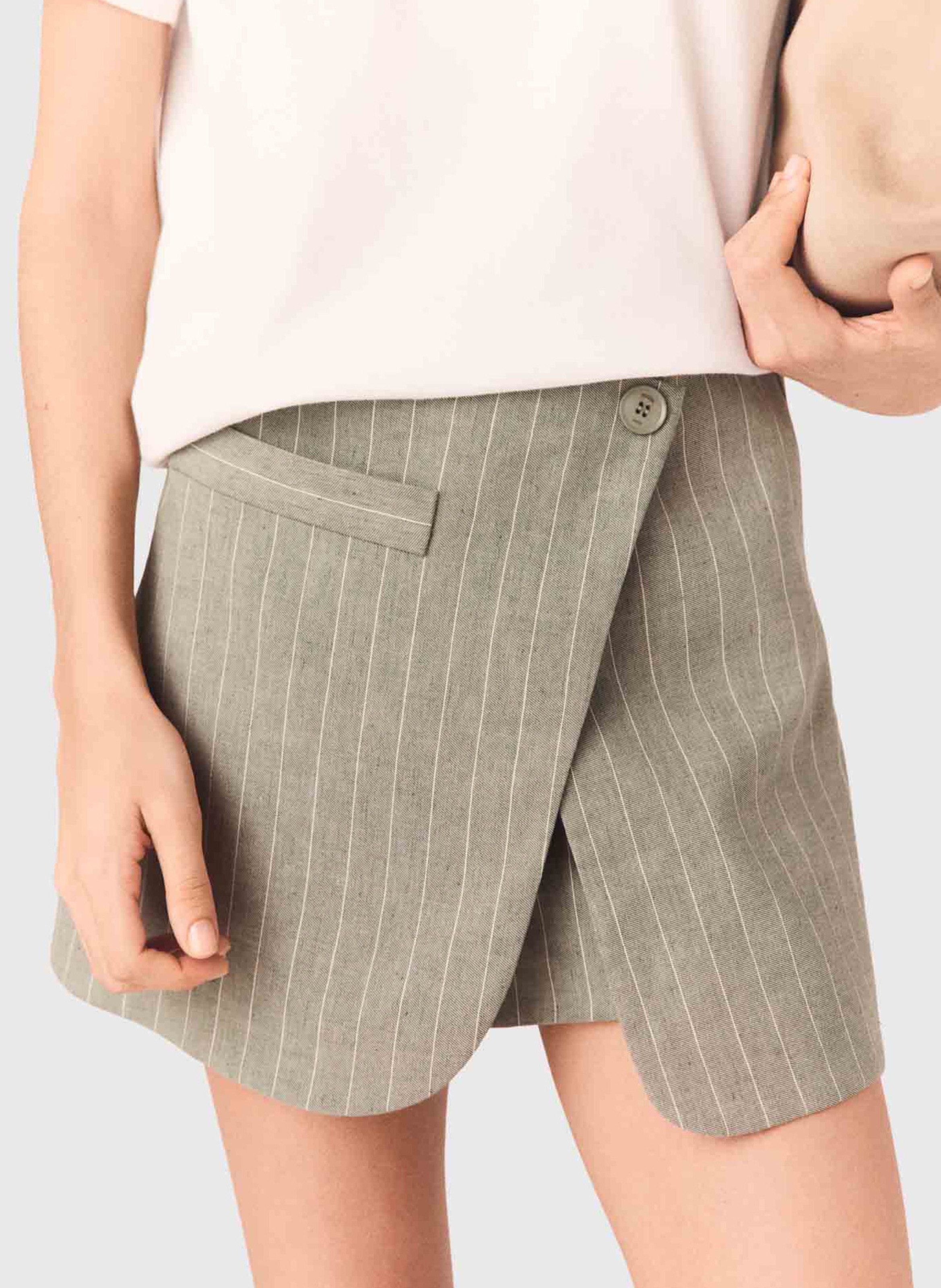 Short droit portefeuille à rayures fines MAJE Kaki