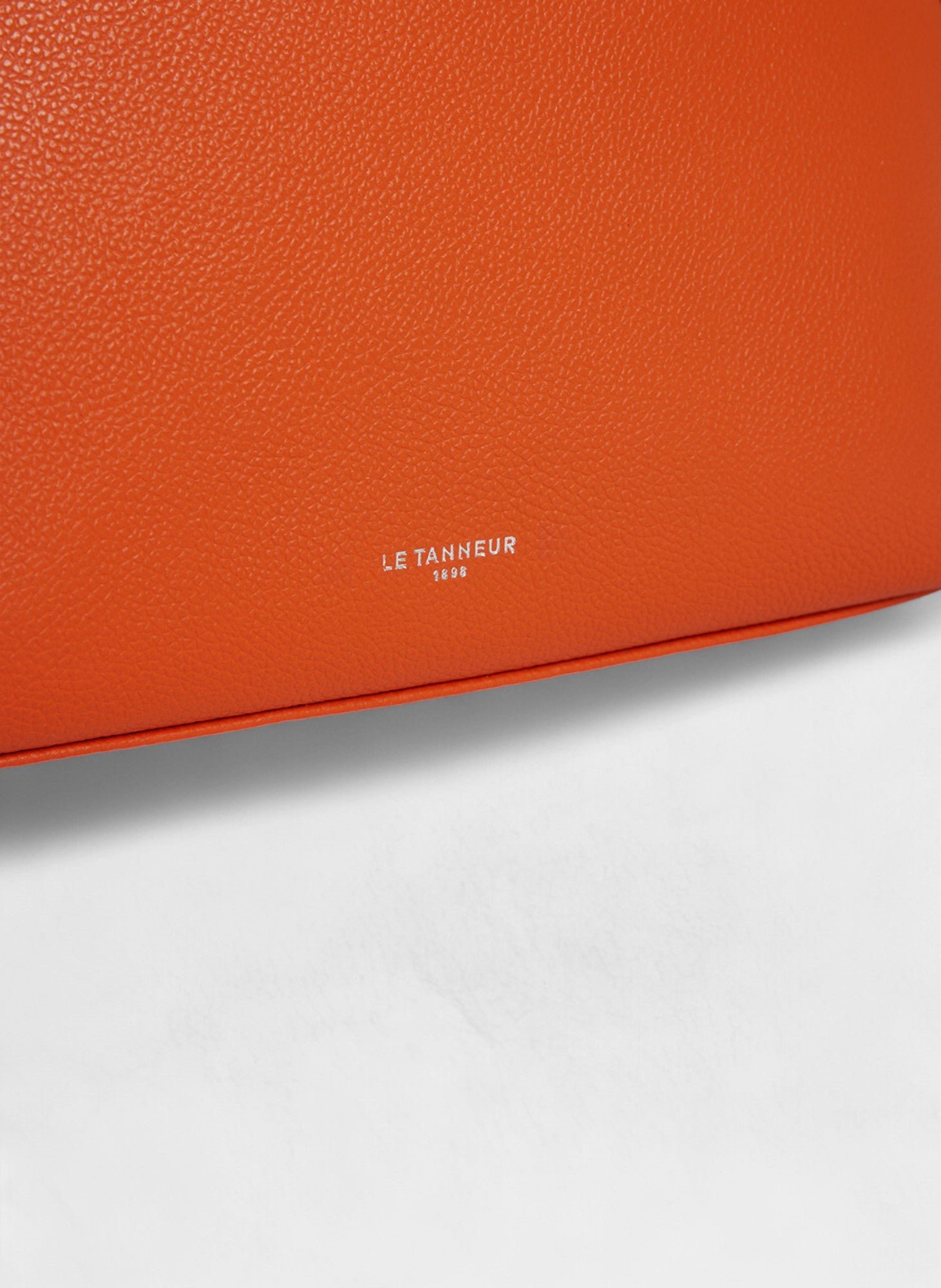 Trousse de toilette demi-lune en cuir grainé LE TANNEUR Orange