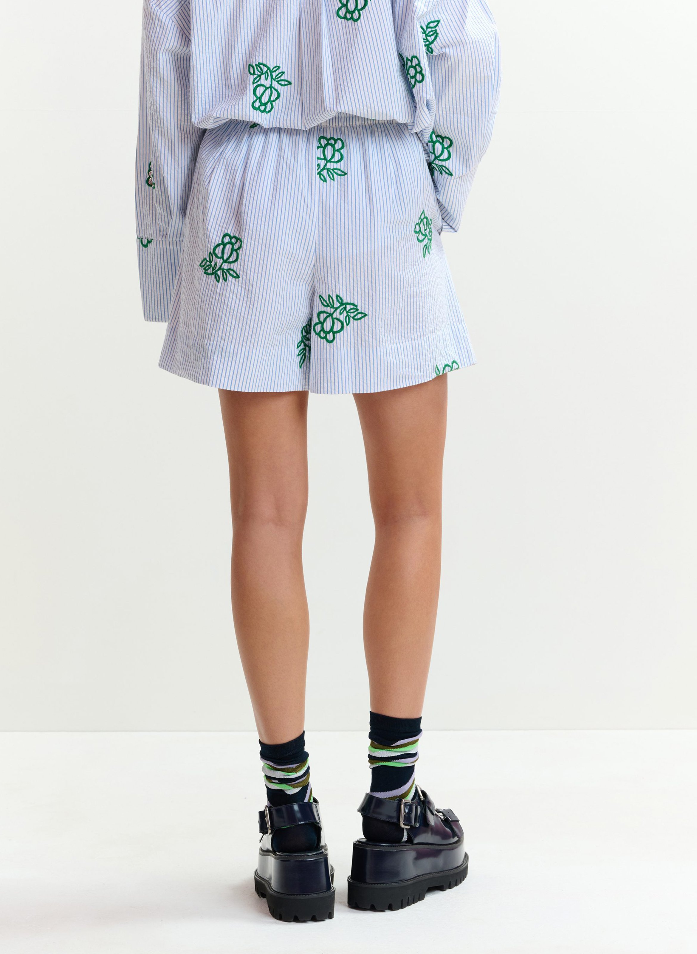 Short à rayures fines et broderies juste ESSENTIEL ANTWERP Blanc