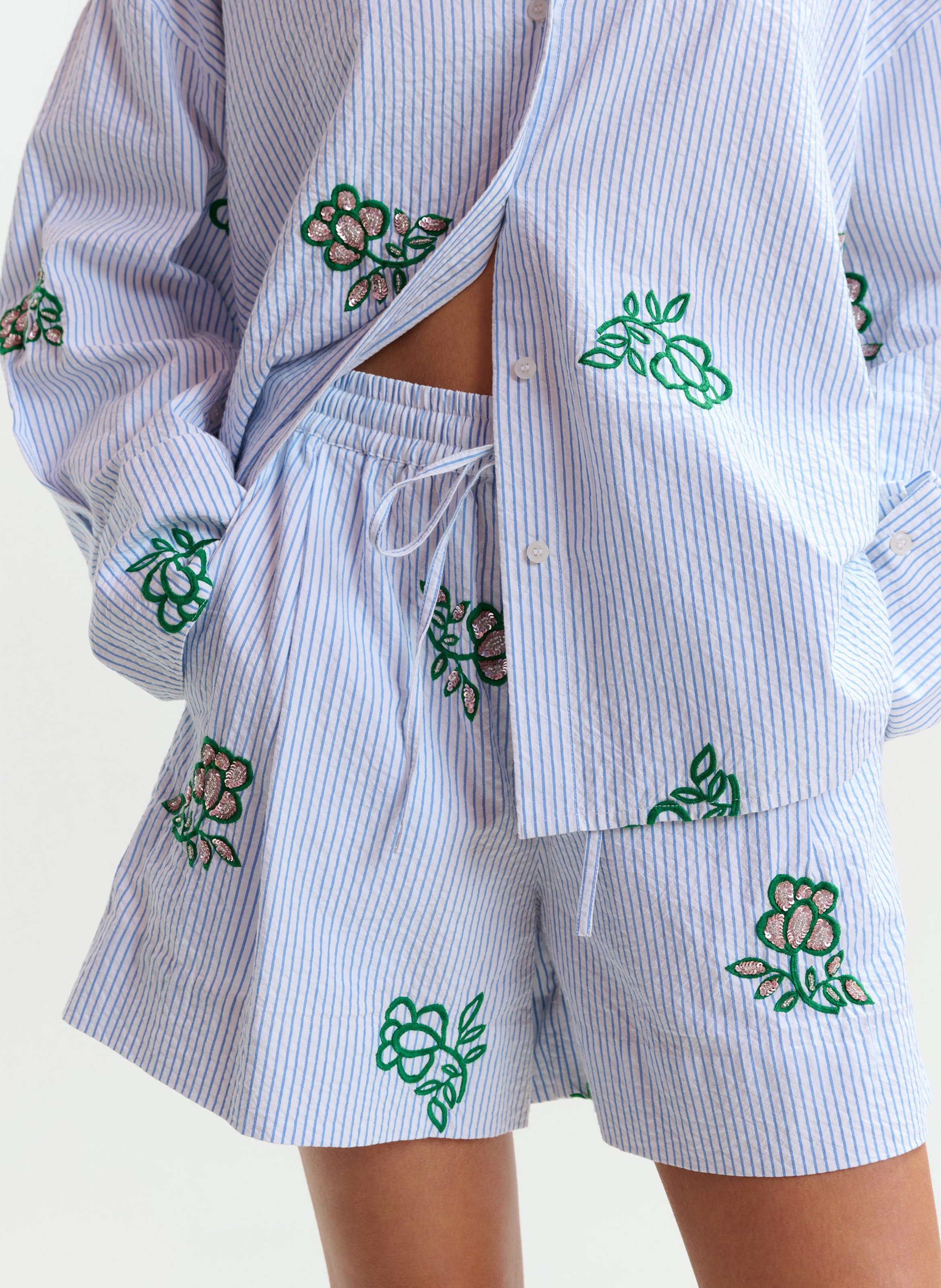 Short à rayures fines et broderies juste ESSENTIEL ANTWERP Blanc