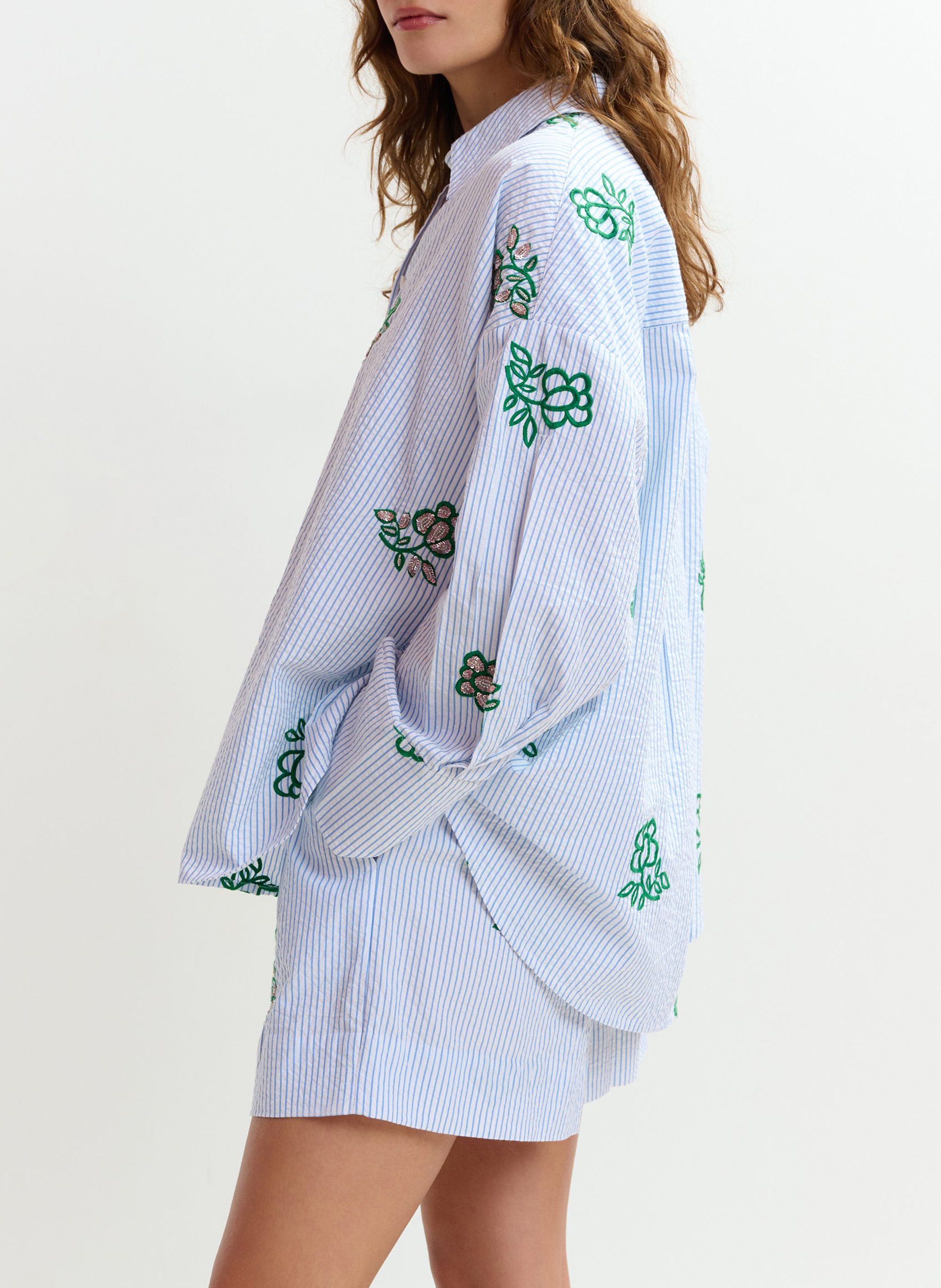 Short à rayures fines et broderies juste ESSENTIEL ANTWERP Blanc