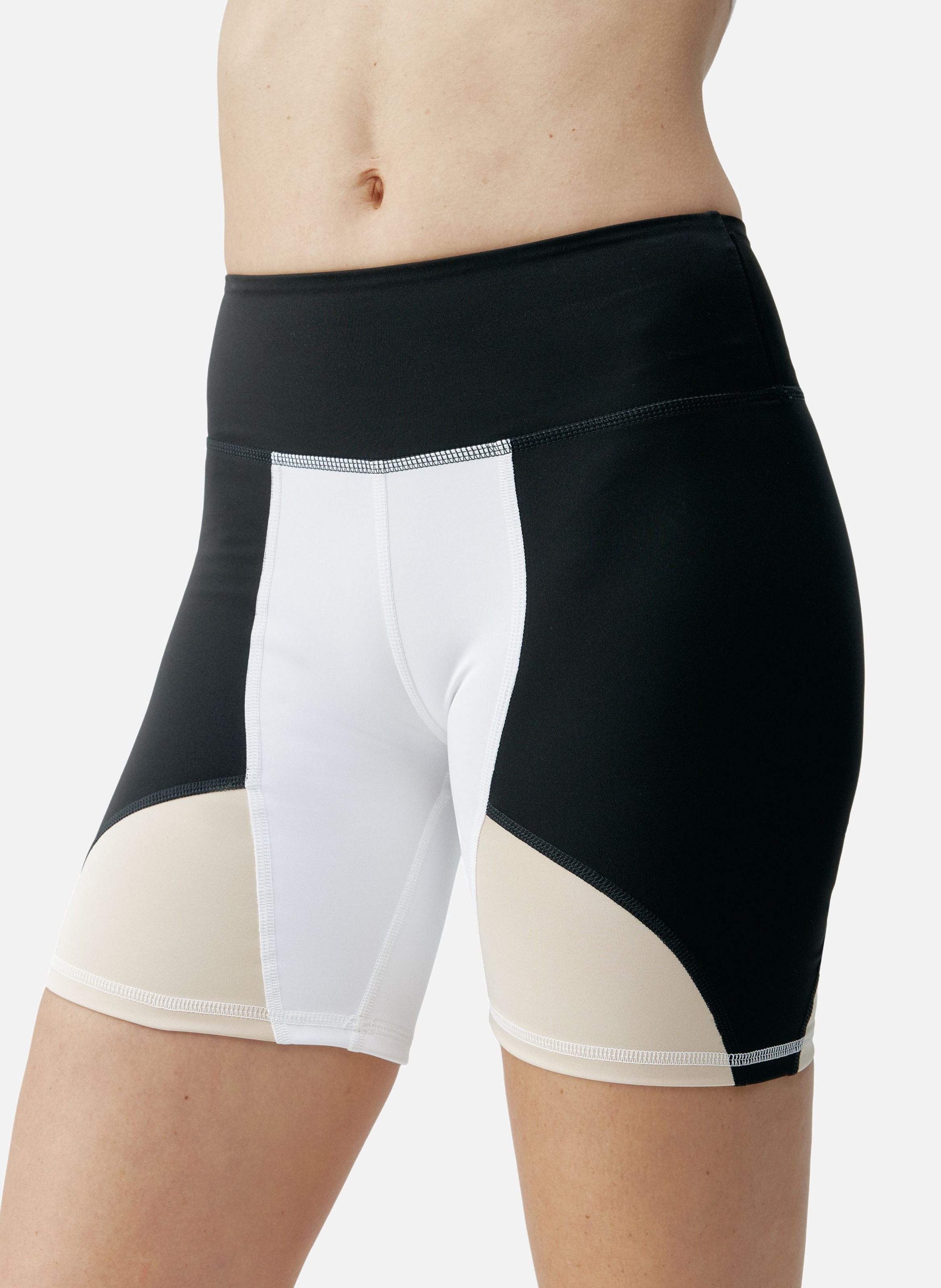 Short moulant de sport performance darana BORN LIVING YOGA Noir