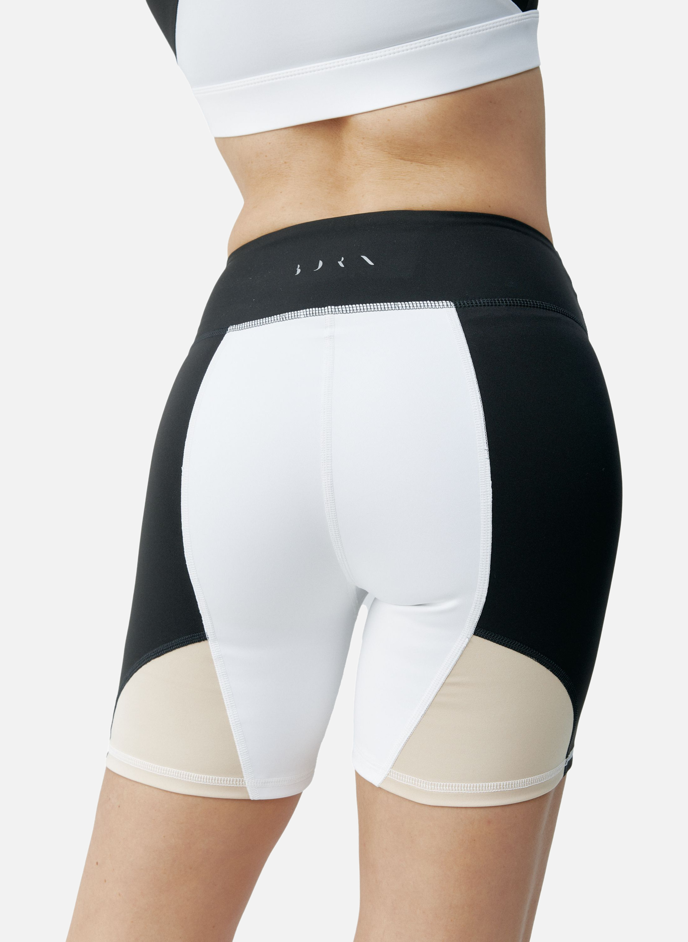 Short moulant de sport performance darana BORN LIVING YOGA Noir