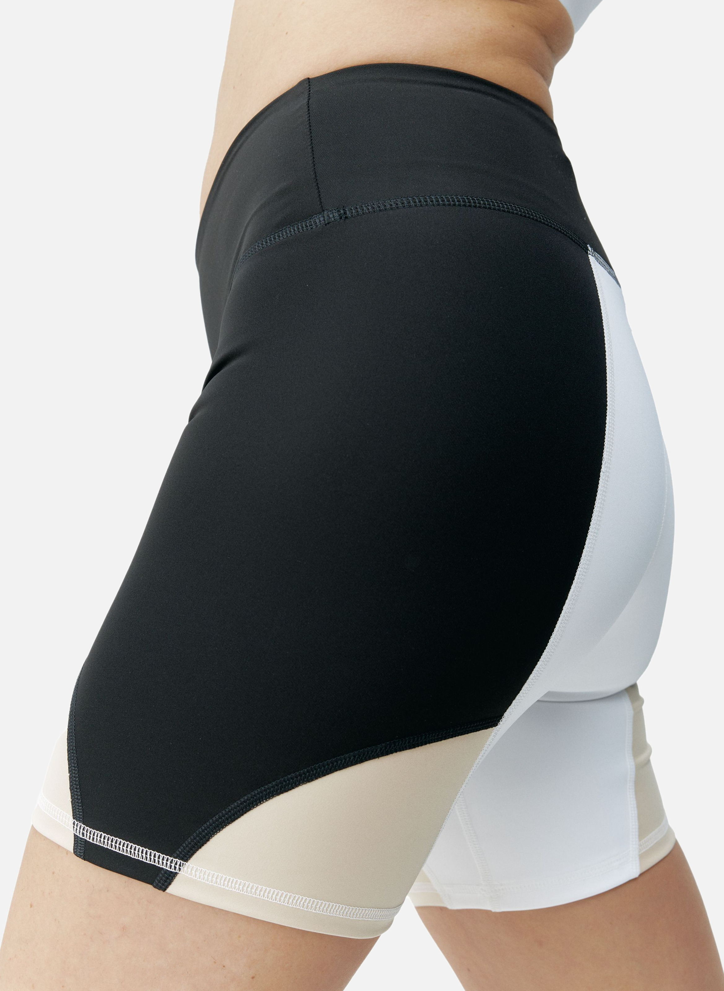 Short moulant de sport performance darana BORN LIVING YOGA Noir