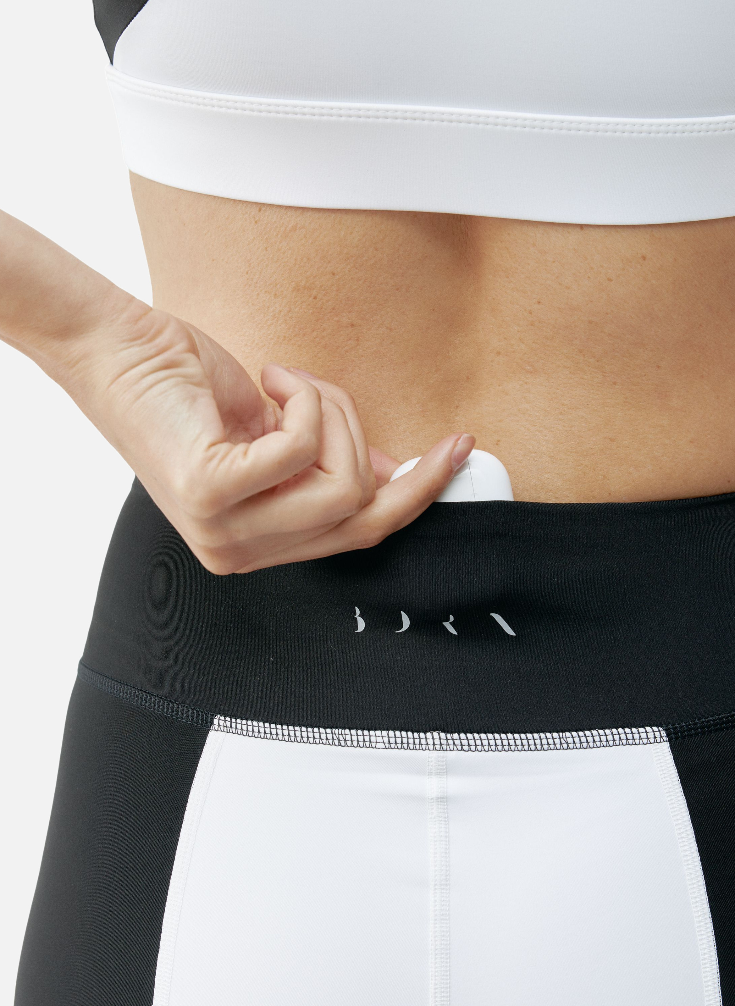 Short moulant de sport performance darana BORN LIVING YOGA Noir