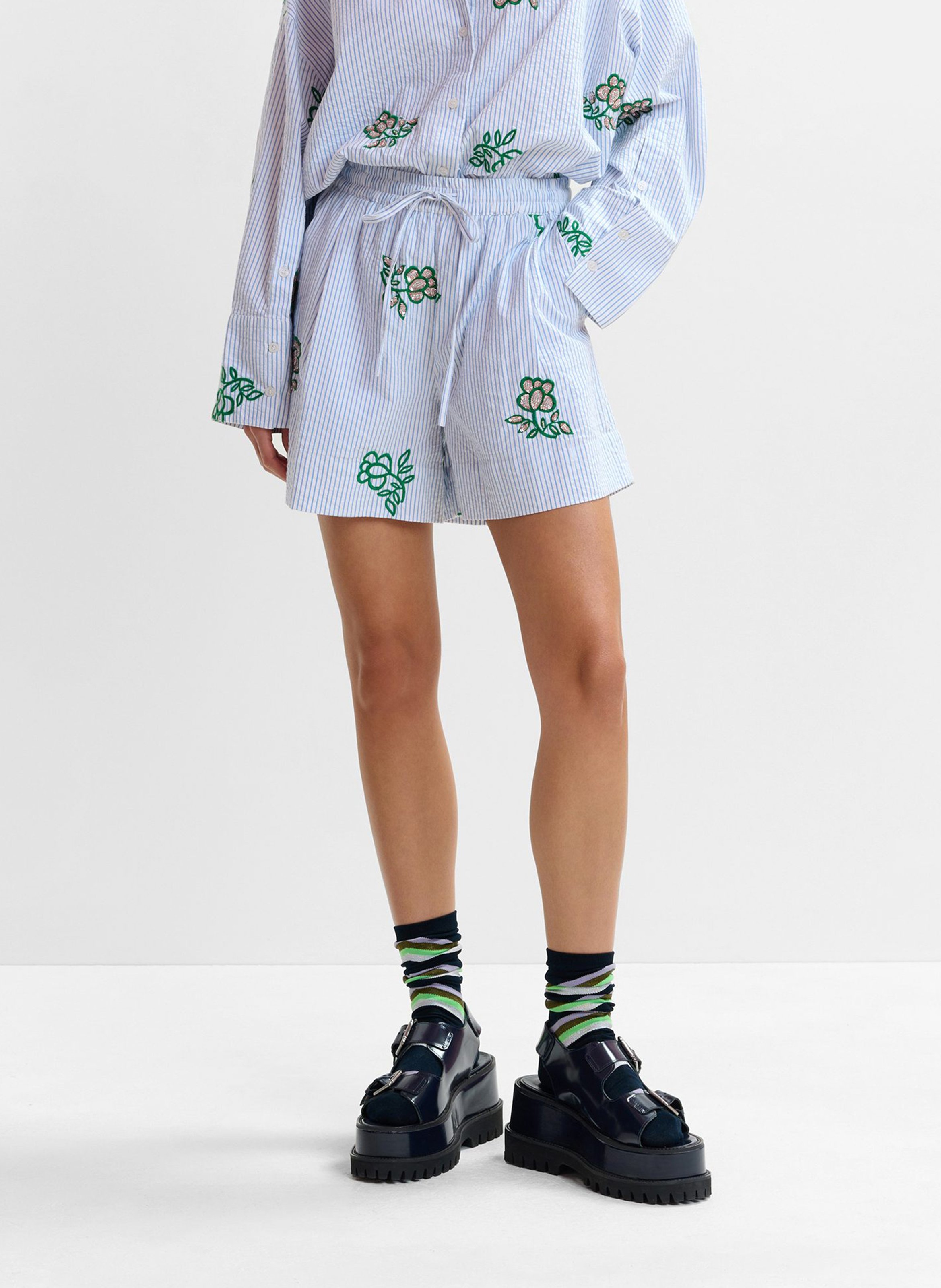 Short à rayures fines et broderies Juste ESSENTIEL ANTWERP Blanc