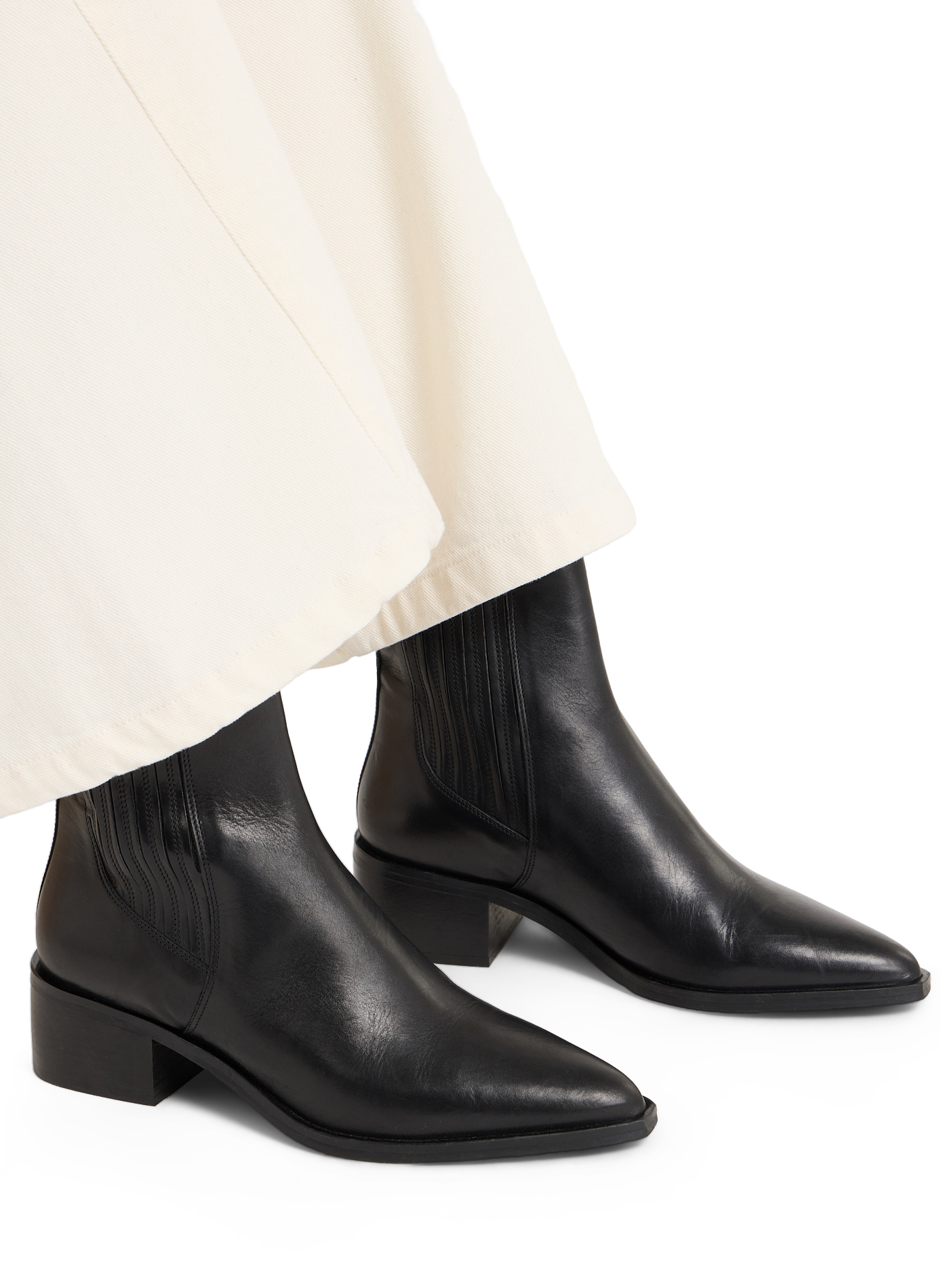 Beyoncé pointed leather ankle boots SAISON 1865 Black