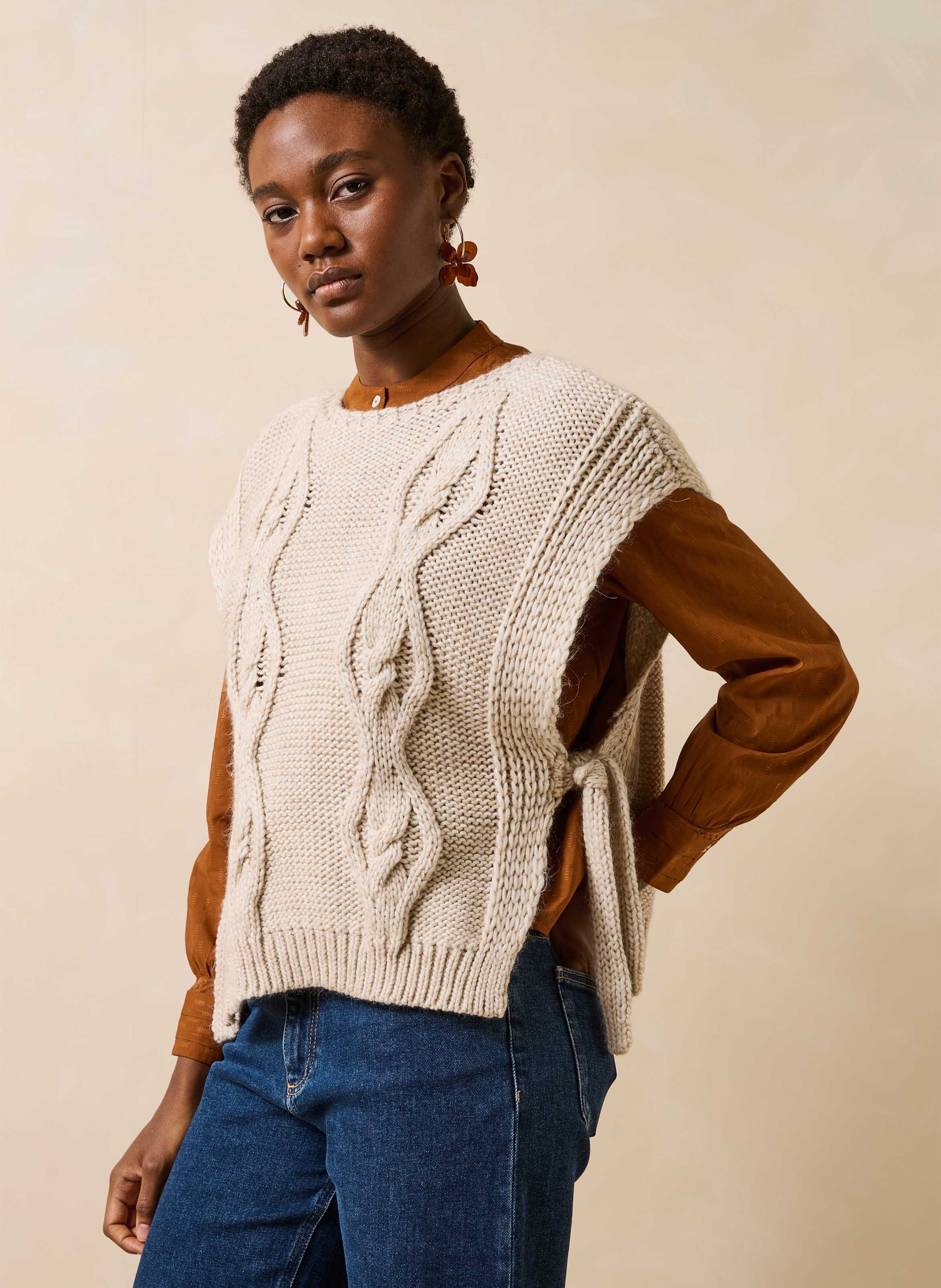 Ruimvallende mouwloze kabeltrui LA FEE MARABOUTEE Beige