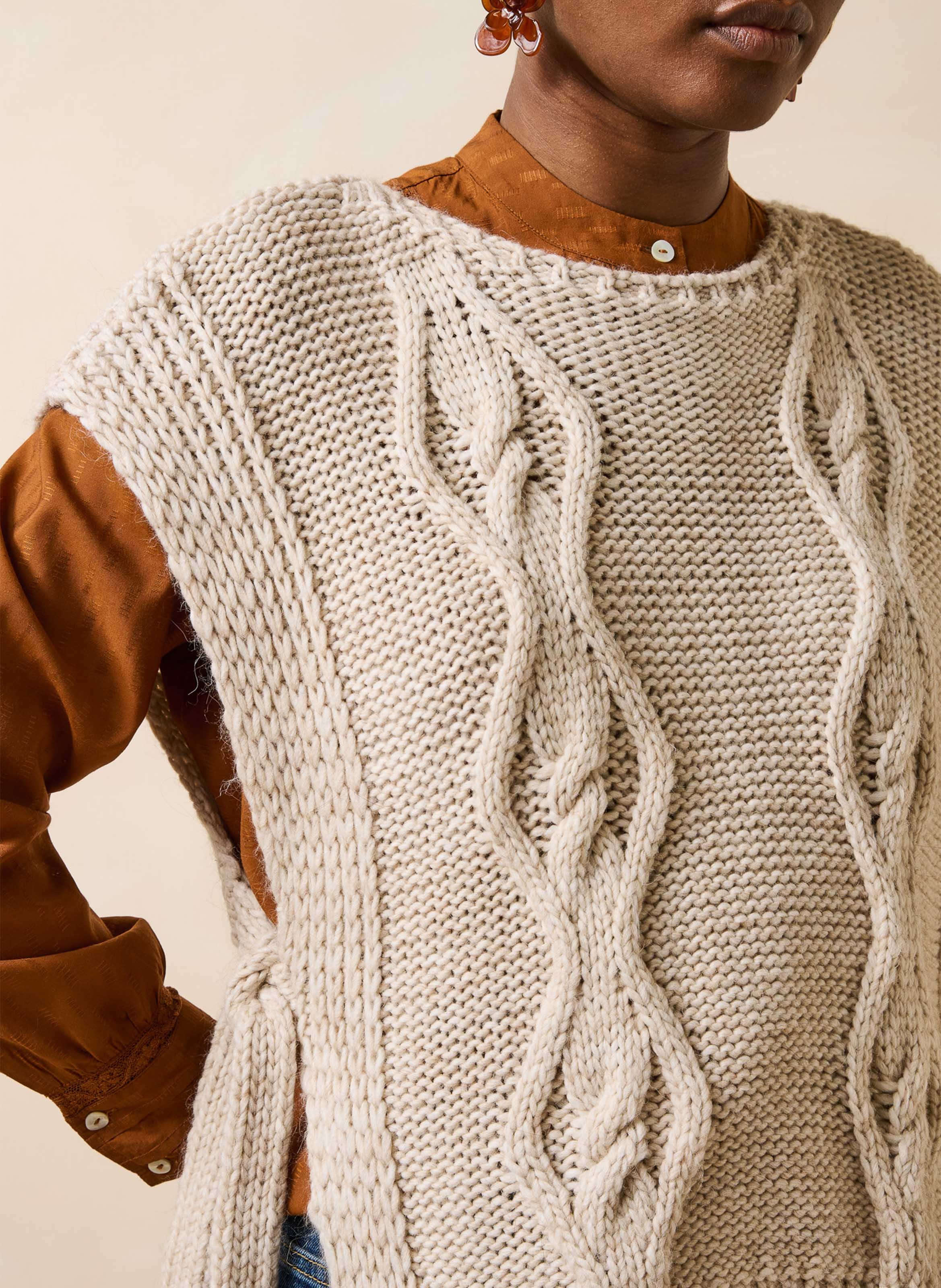 Ruimvallende mouwloze kabeltrui LA FEE MARABOUTEE Beige