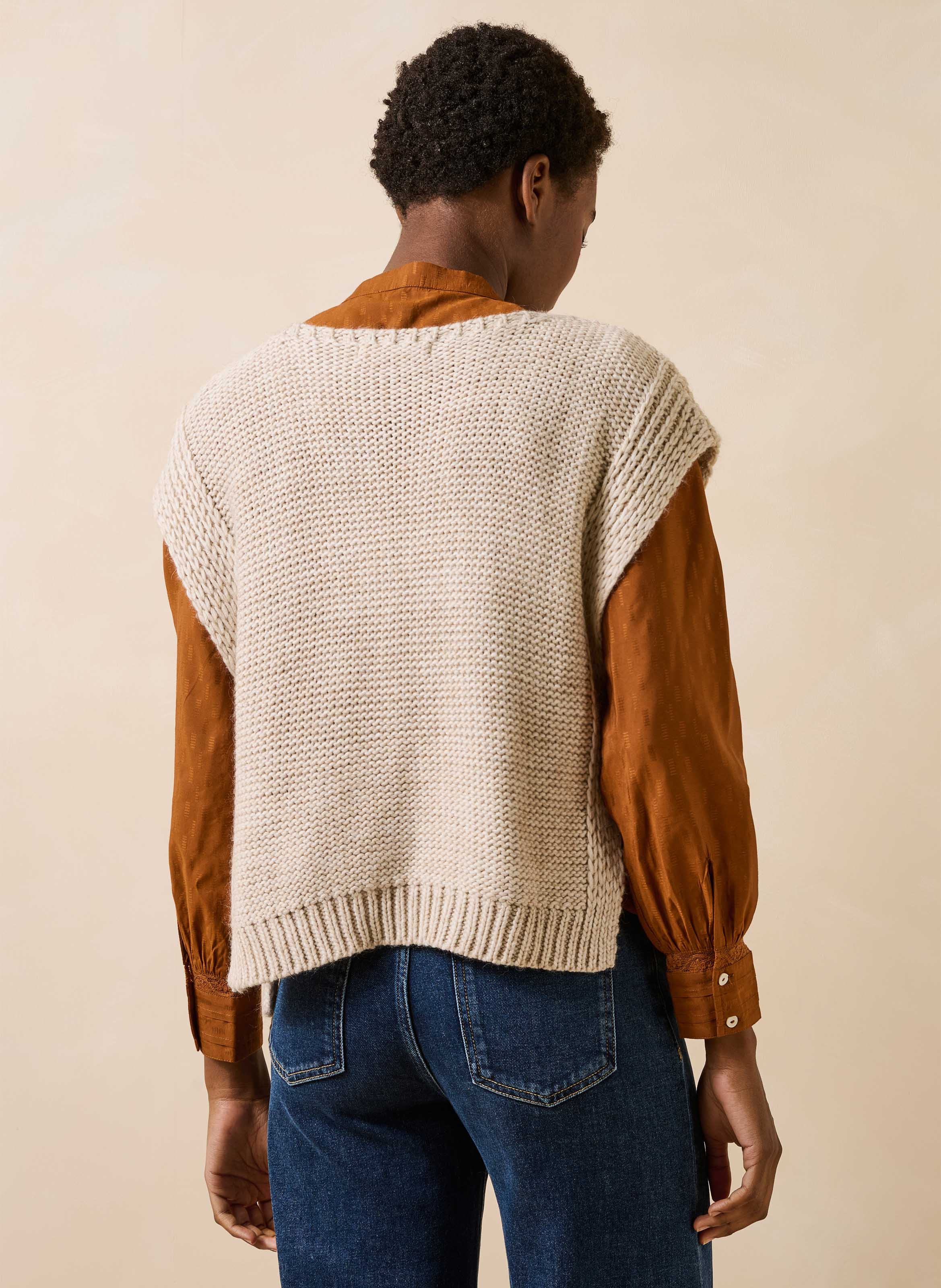 Ruimvallende mouwloze kabeltrui LA FEE MARABOUTEE Beige