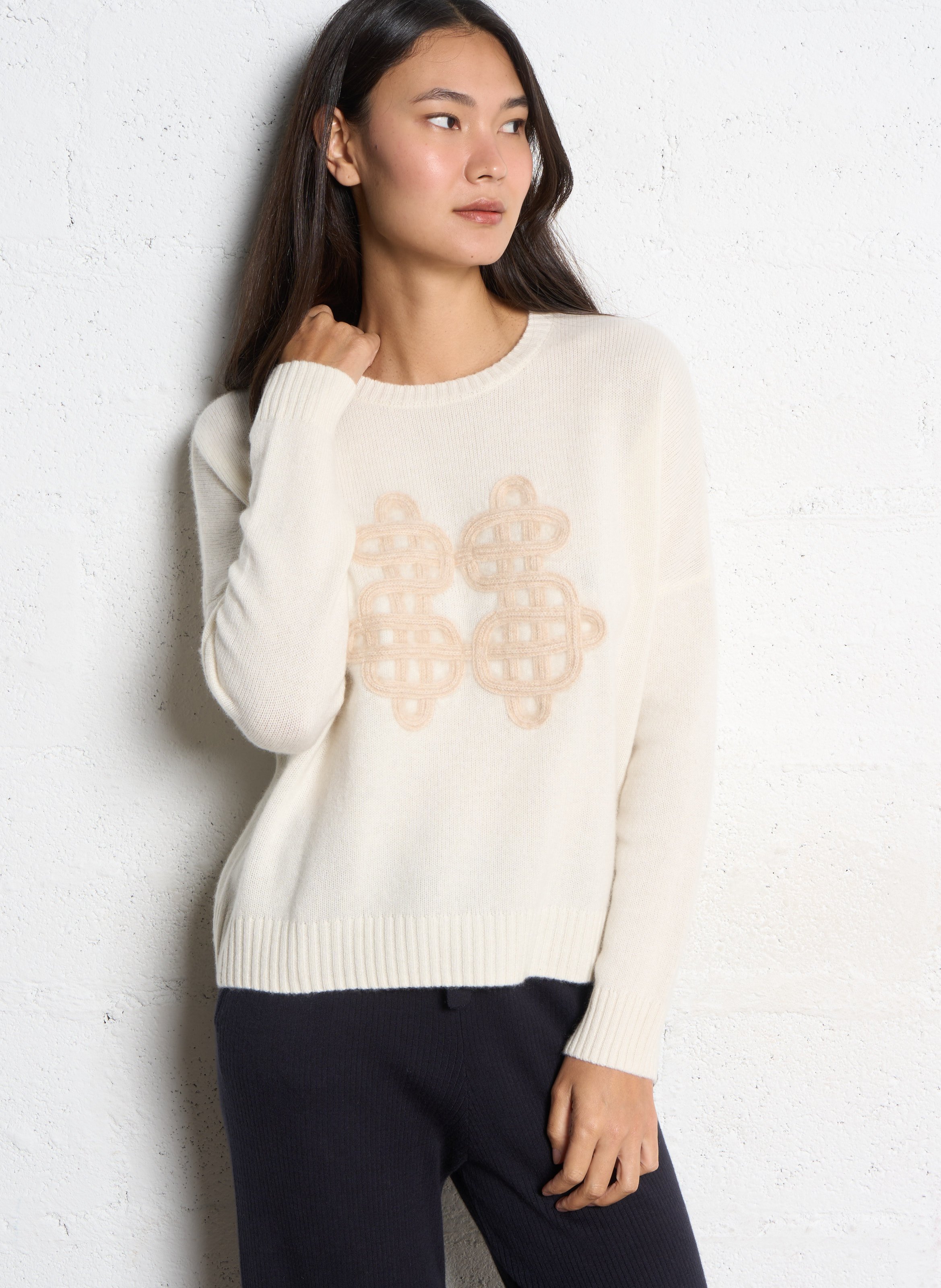 KUJTEN Pull ample col rond brodé en cachemire amelie symbol Beige