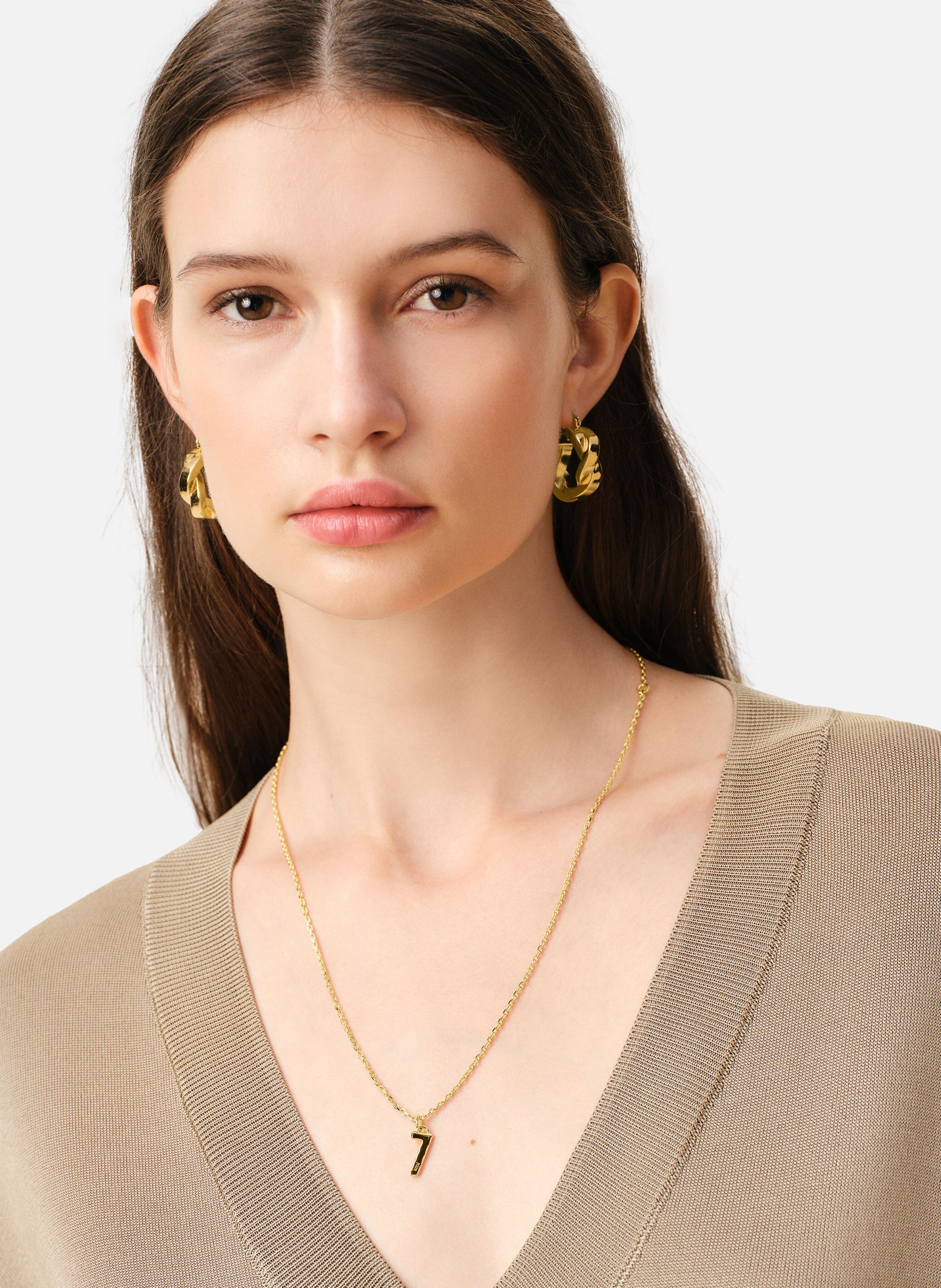 Collier martelé doré pendentif "7" unisexe en laiton AMI PARIS Jaune
