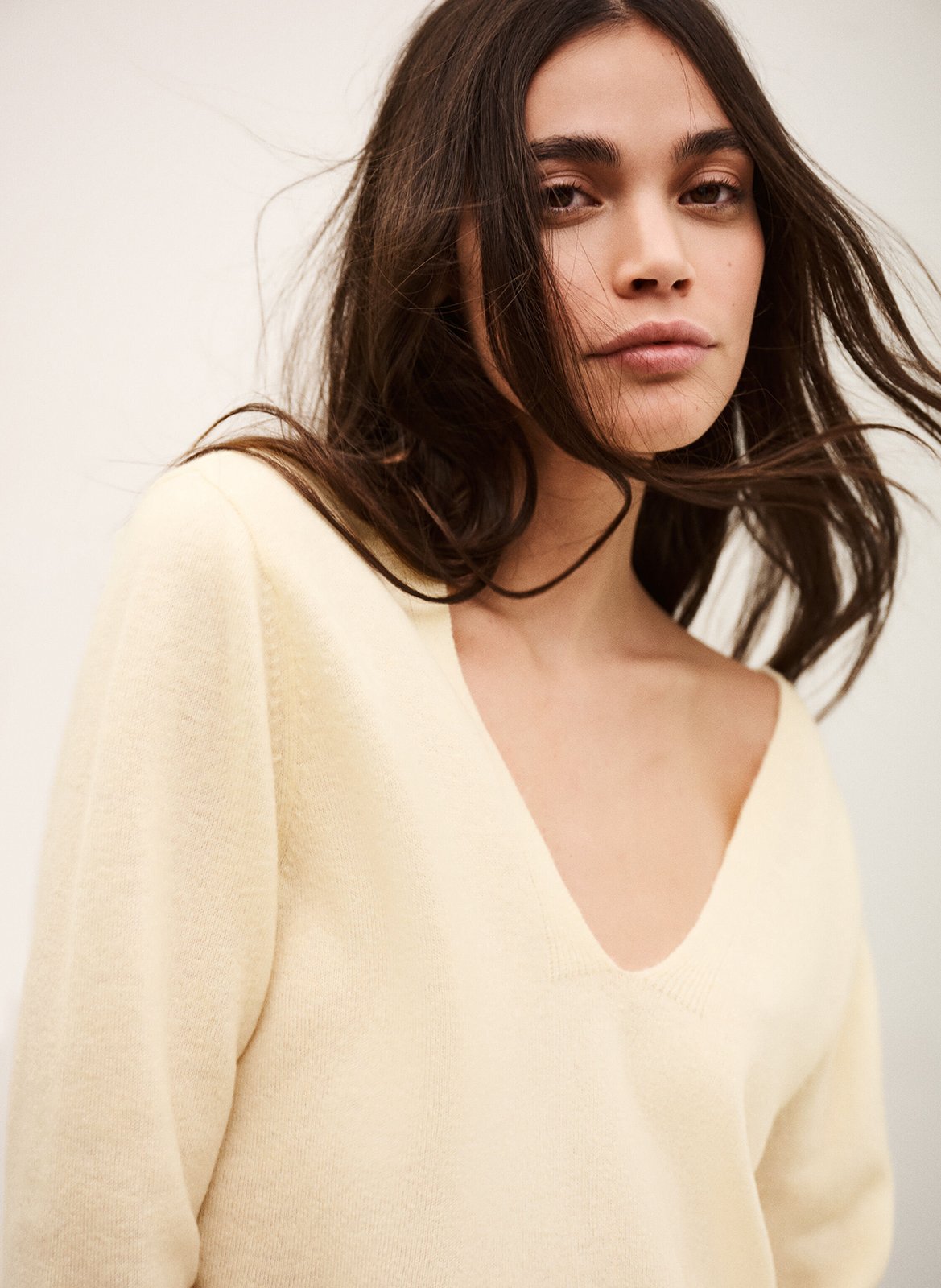 Pull col v uni en laine mélangée sollene BA&SH Beige