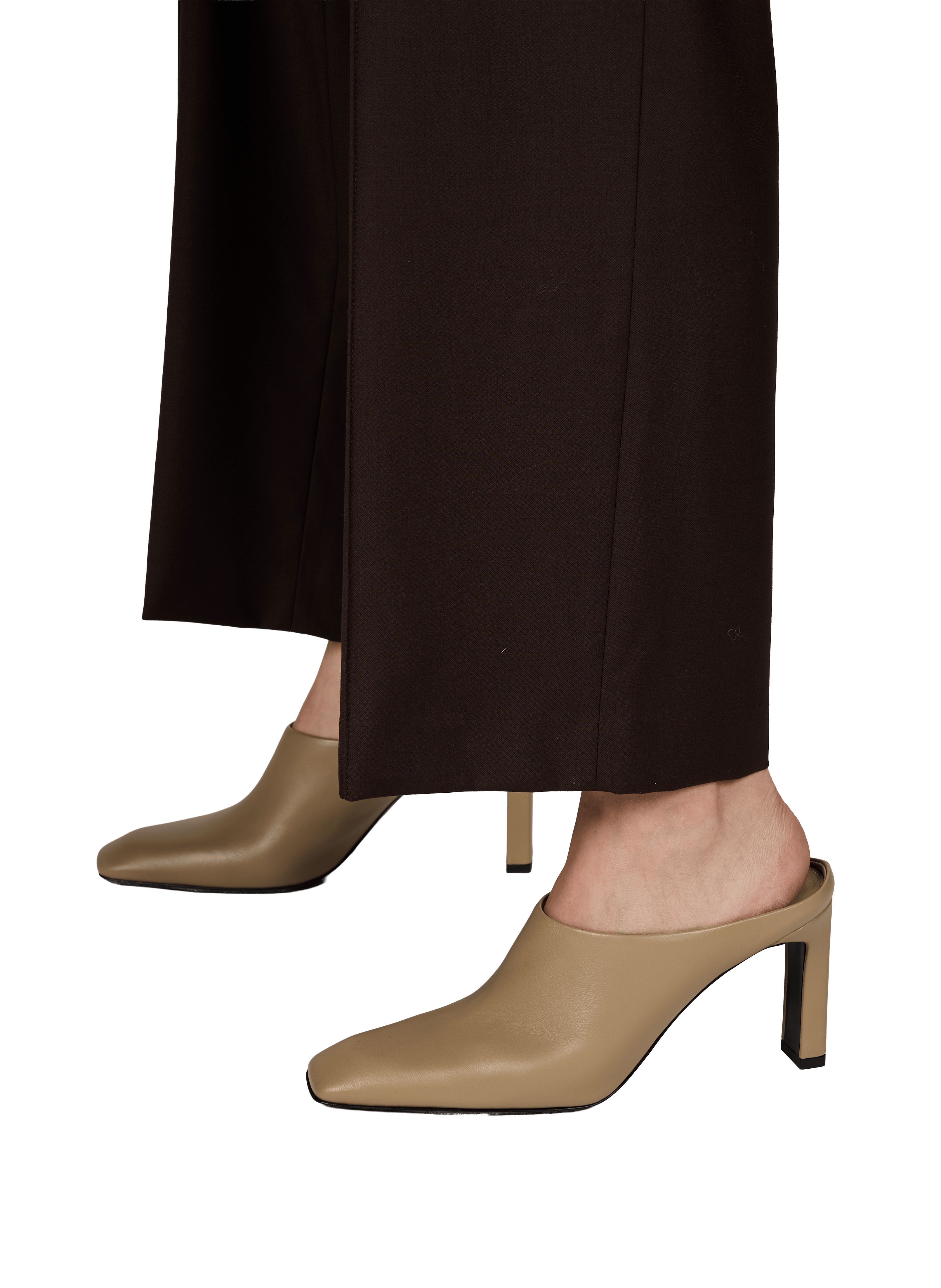 Mules en cuir de mouton TOTEME Beige