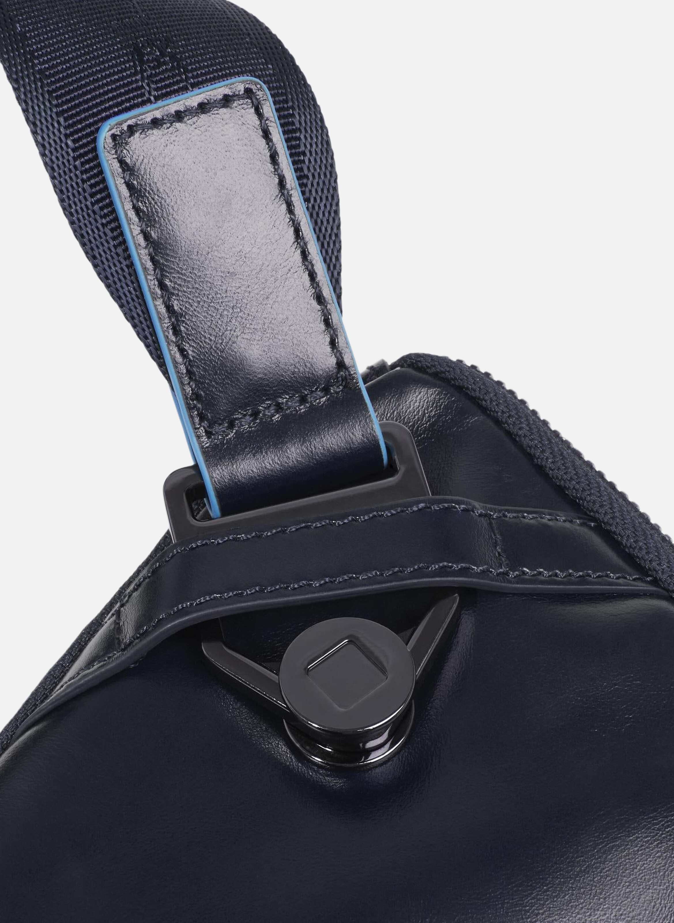 Erweiterbare flache gürteltasche PIQUADRO Blau
