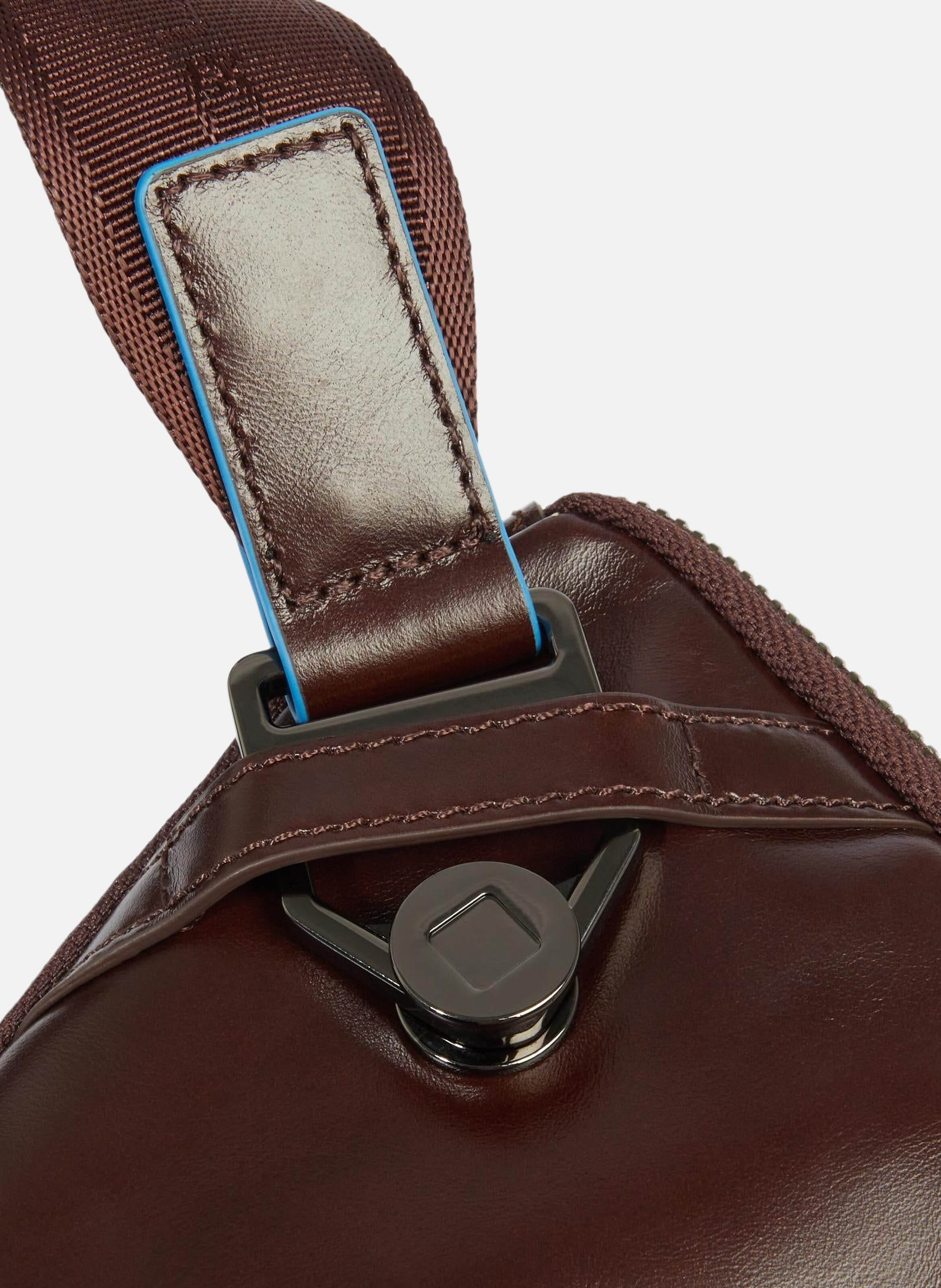 Erweiterbare flache gürteltasche PIQUADRO Braun