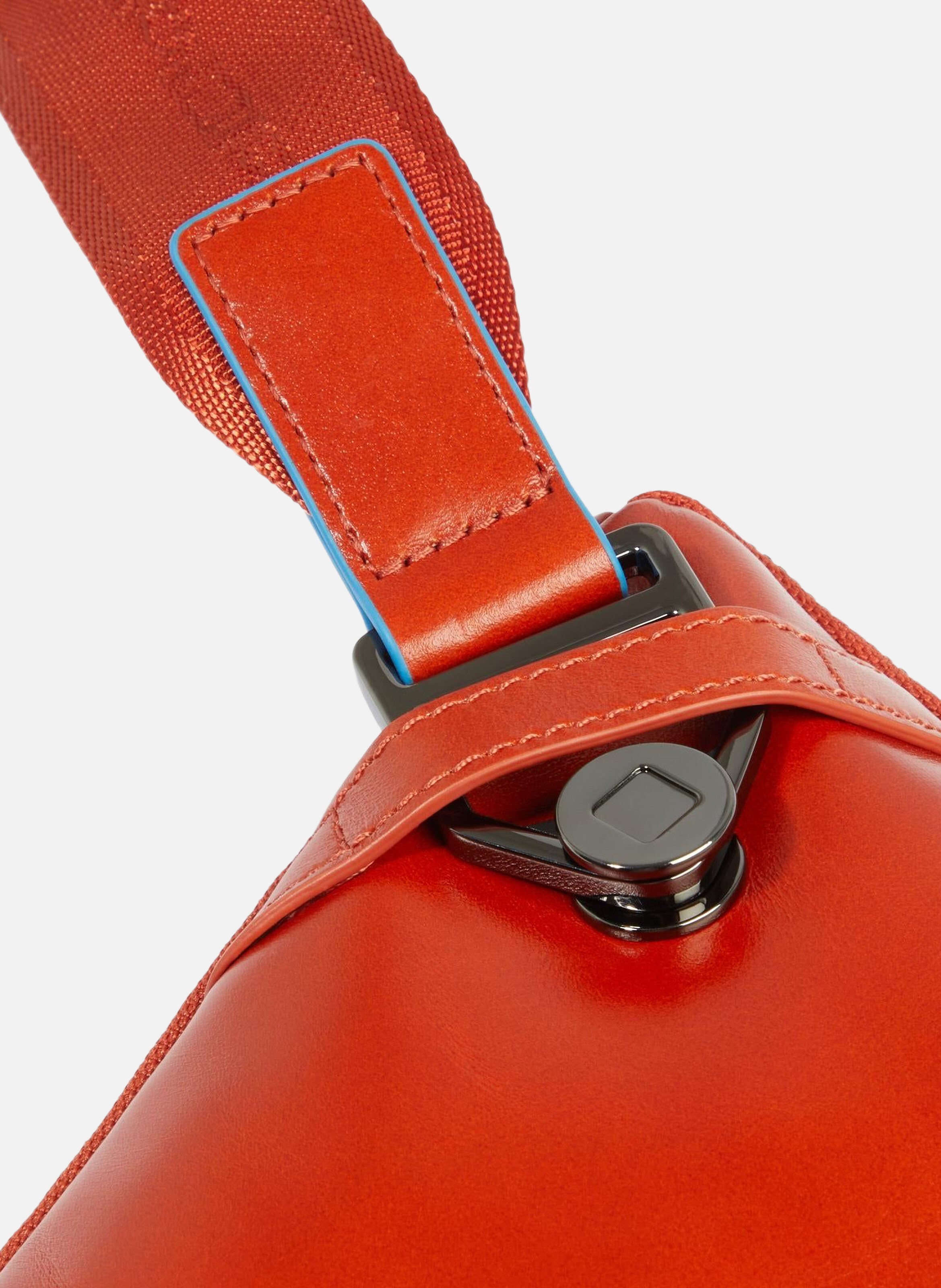 Erweiterbare flache gürteltasche PIQUADRO Braun