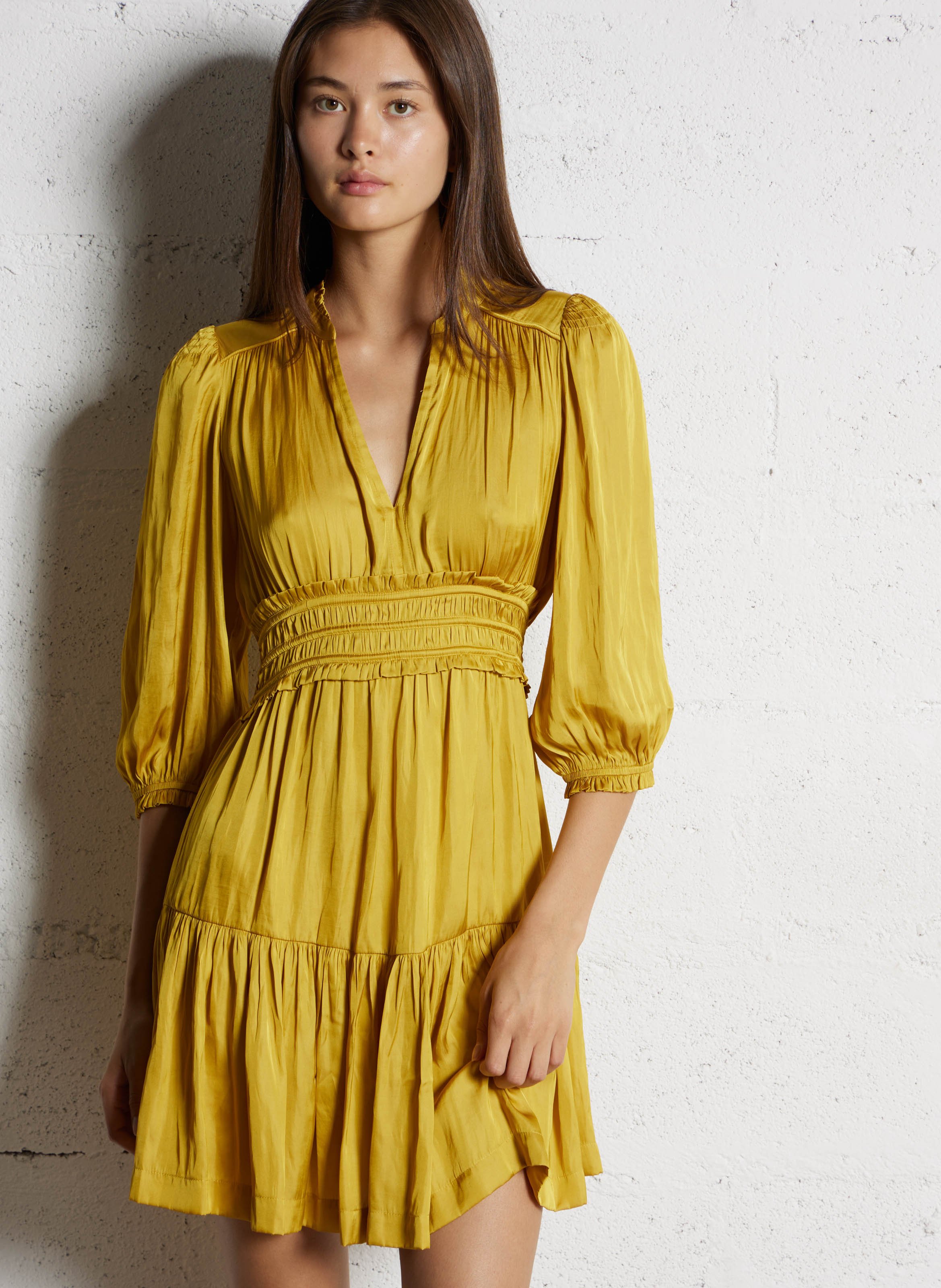 BA&SH Robe courte froncée col tunisien en satin cyrilia Jaune