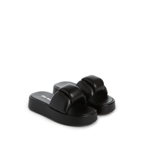 Claquettes en cuir matelassé