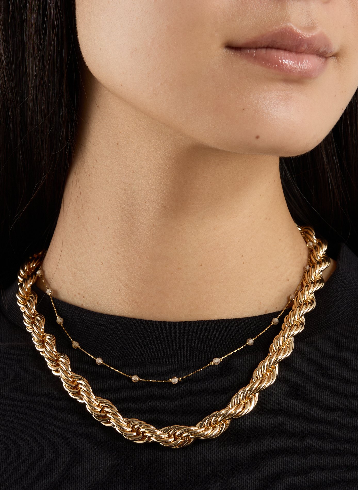 AU PRINTEMPS PARIS Collier avec perles en verre Beige