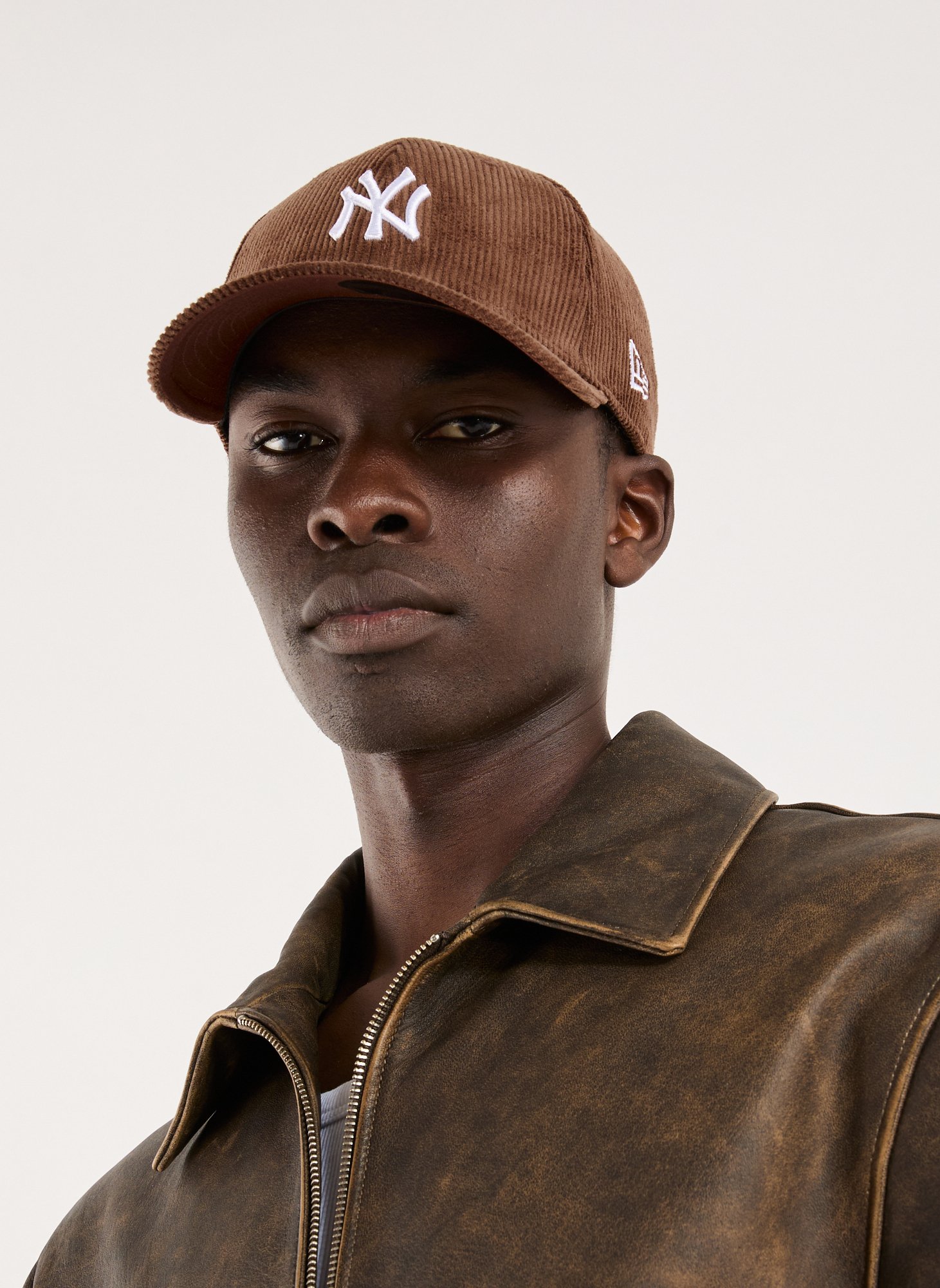 Curved brim cotton embroidered cap NEW ERA Brown