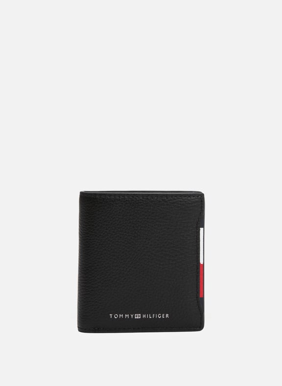 Portefeuille à trois volets en cuir à logo Noir by TOMMY HILFIGER TOMMY HILFIGER Portefeuille à trois volets en cuir à logo Noir