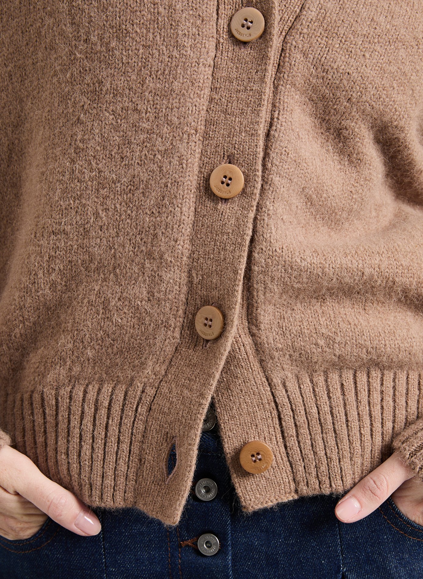 Le cardigan Jacquemus Marron