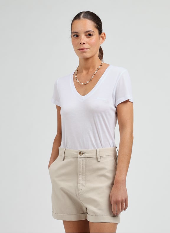 T-shirt fin à col V Blanc by GUESS GUESS T-shirt fin à col V Blanc