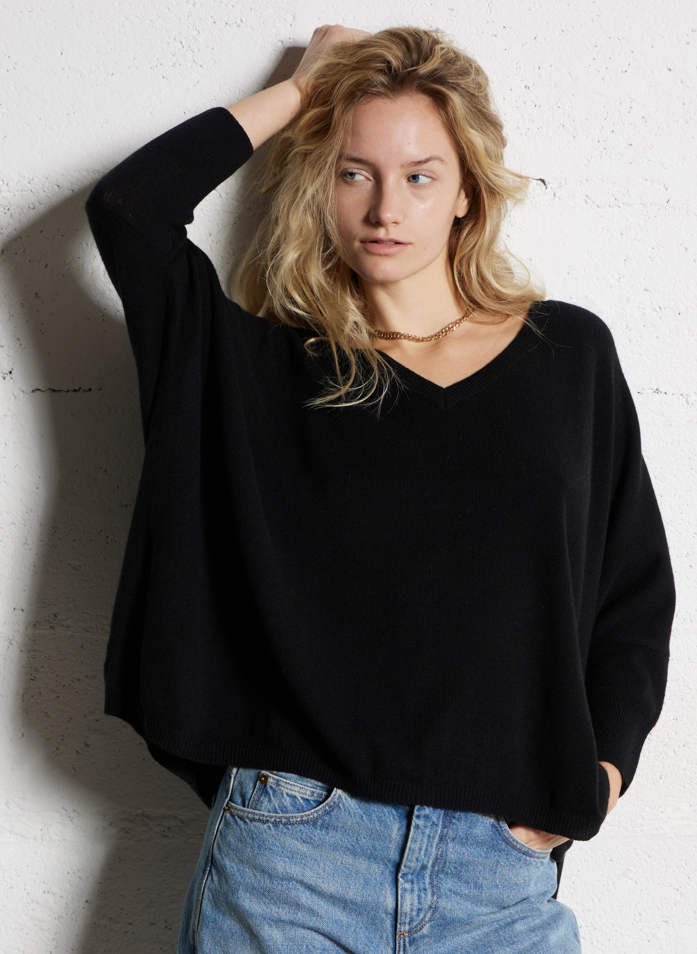 KUJTEN Pull col v oversize en cachemire minie Noir