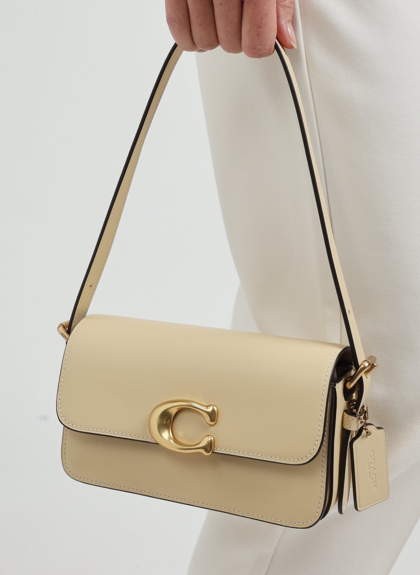 ショルダーバッグ・ポシェット COACH 25FW Cream Joy Baguette Shoulder Bag ZOE CAM18 B4CRM Zoe Shoulder Bag | Coach New Zealand