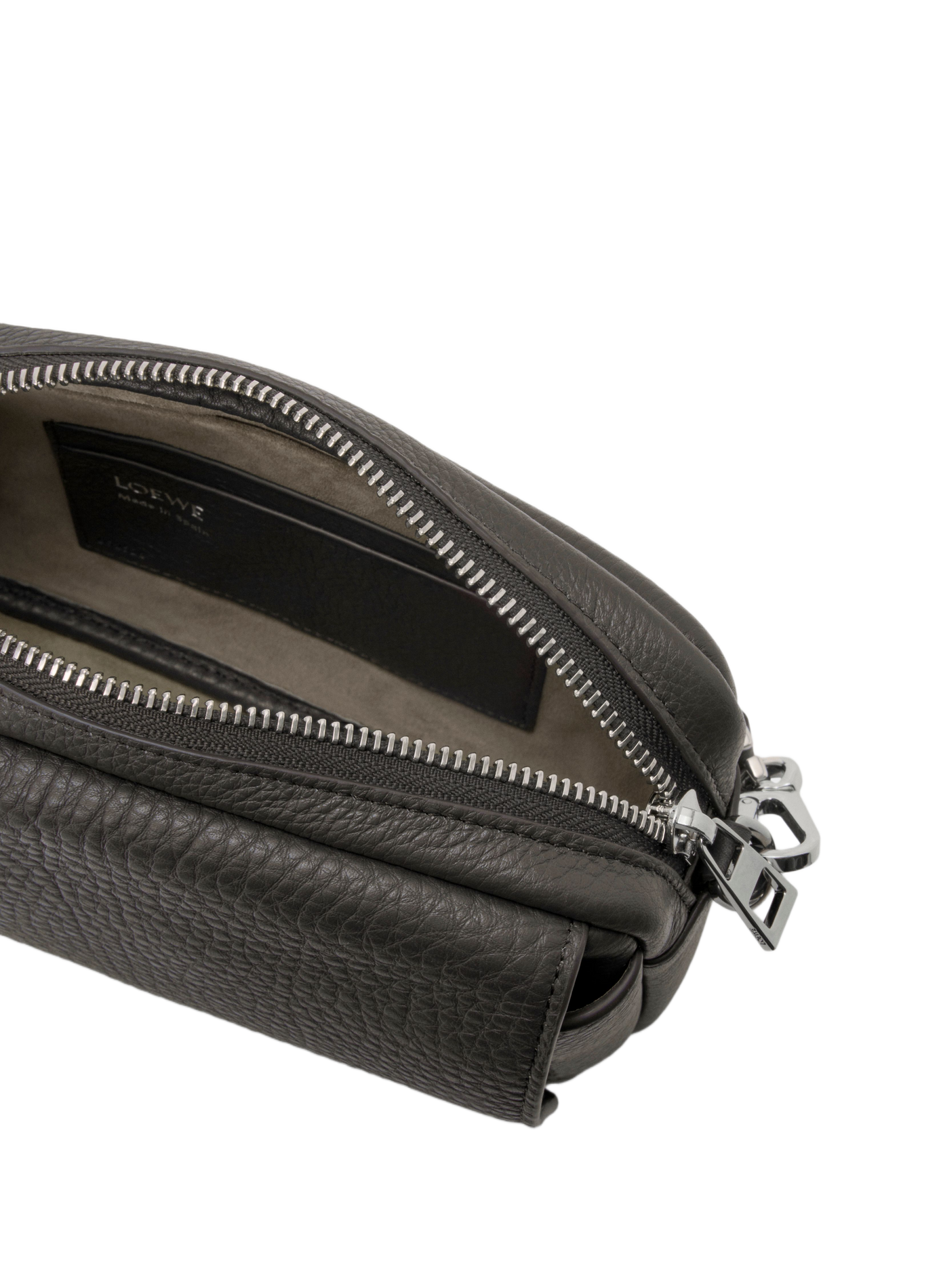 Kleine Messenger-Tasche aus weichem genarbtem Kalbsleder. LOEWE Grau