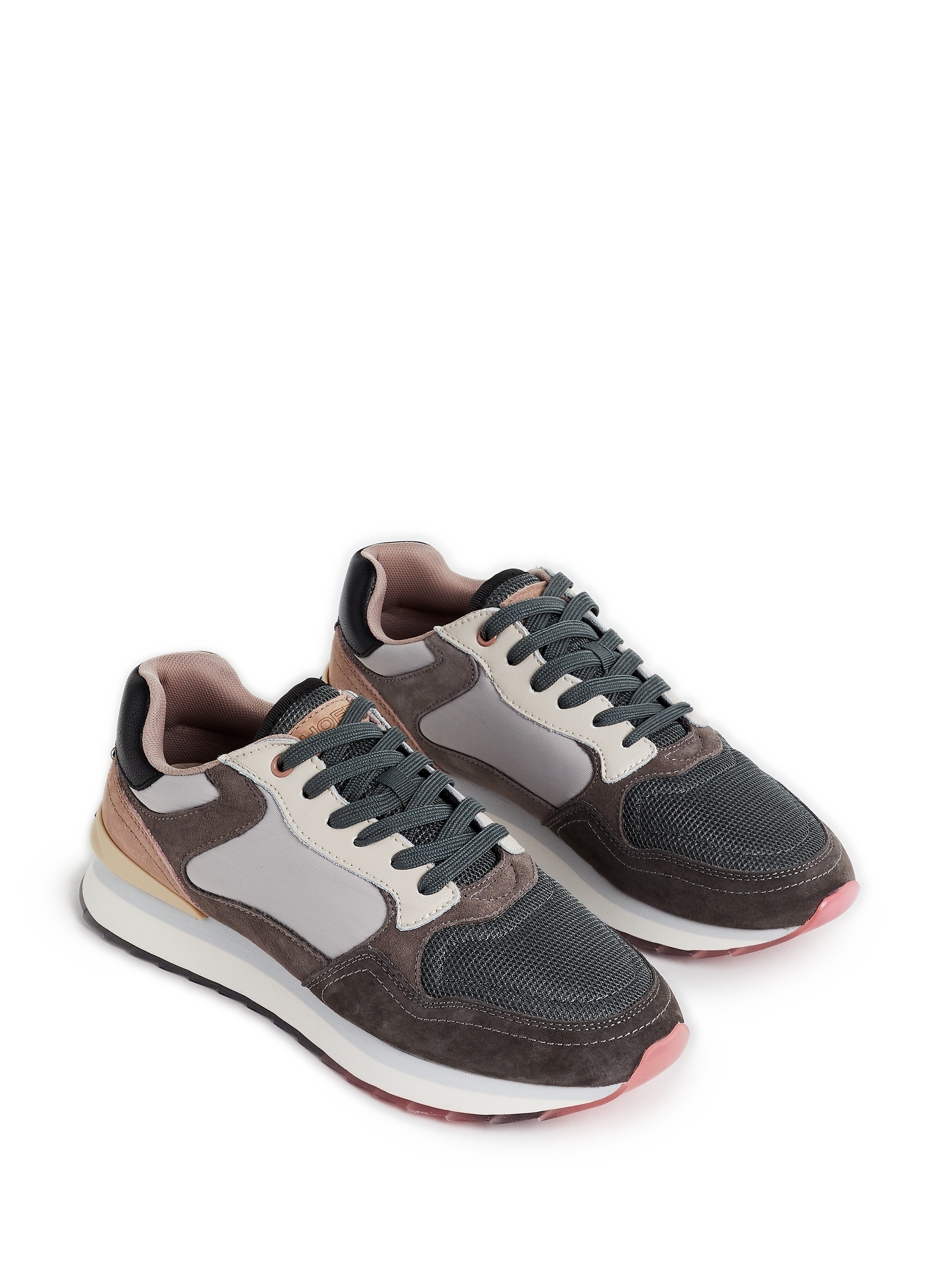 Baskets suédées et tissées