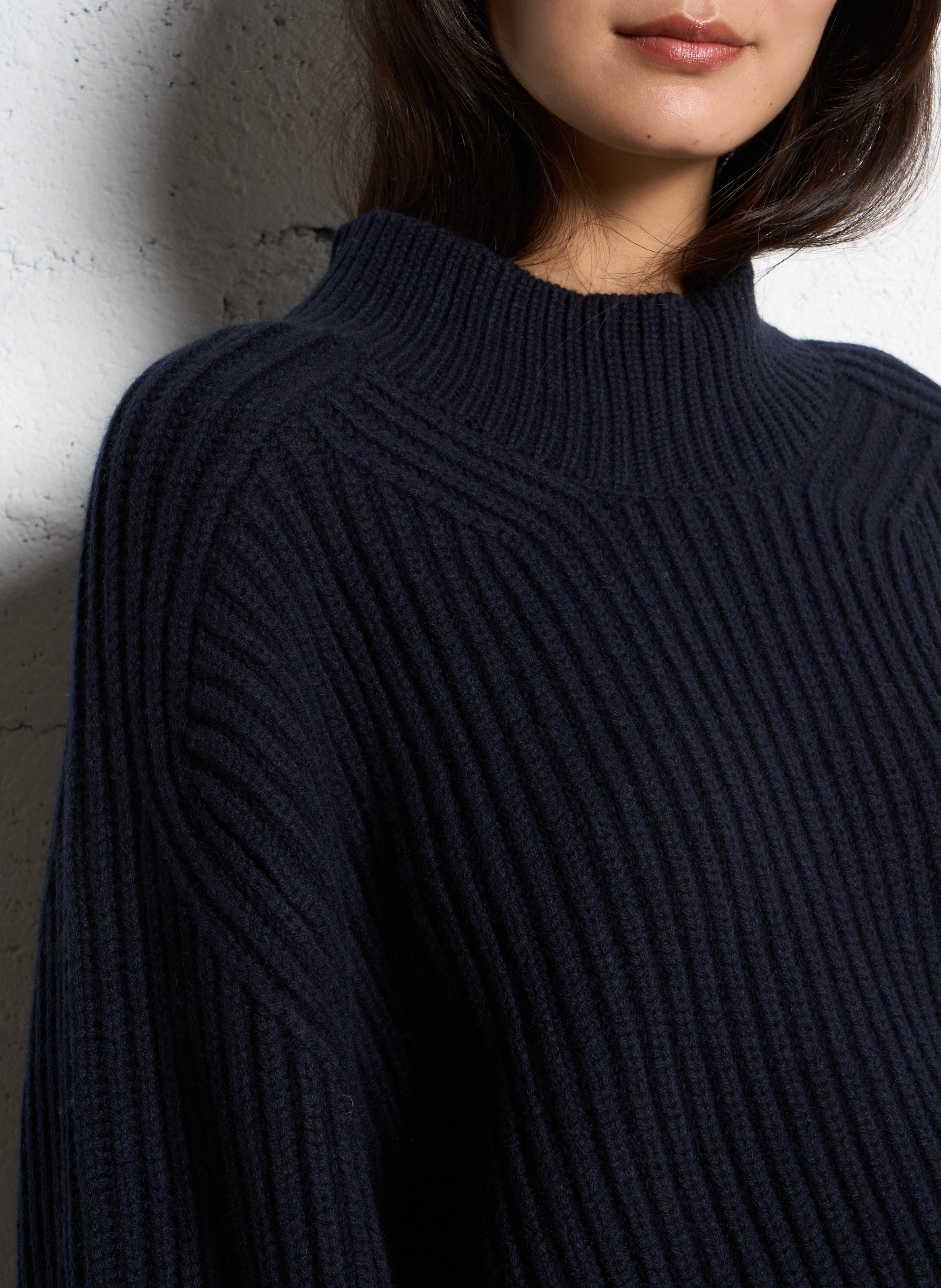 Pull oversize col montant en laine mérinos flamand SOEUR Bleu