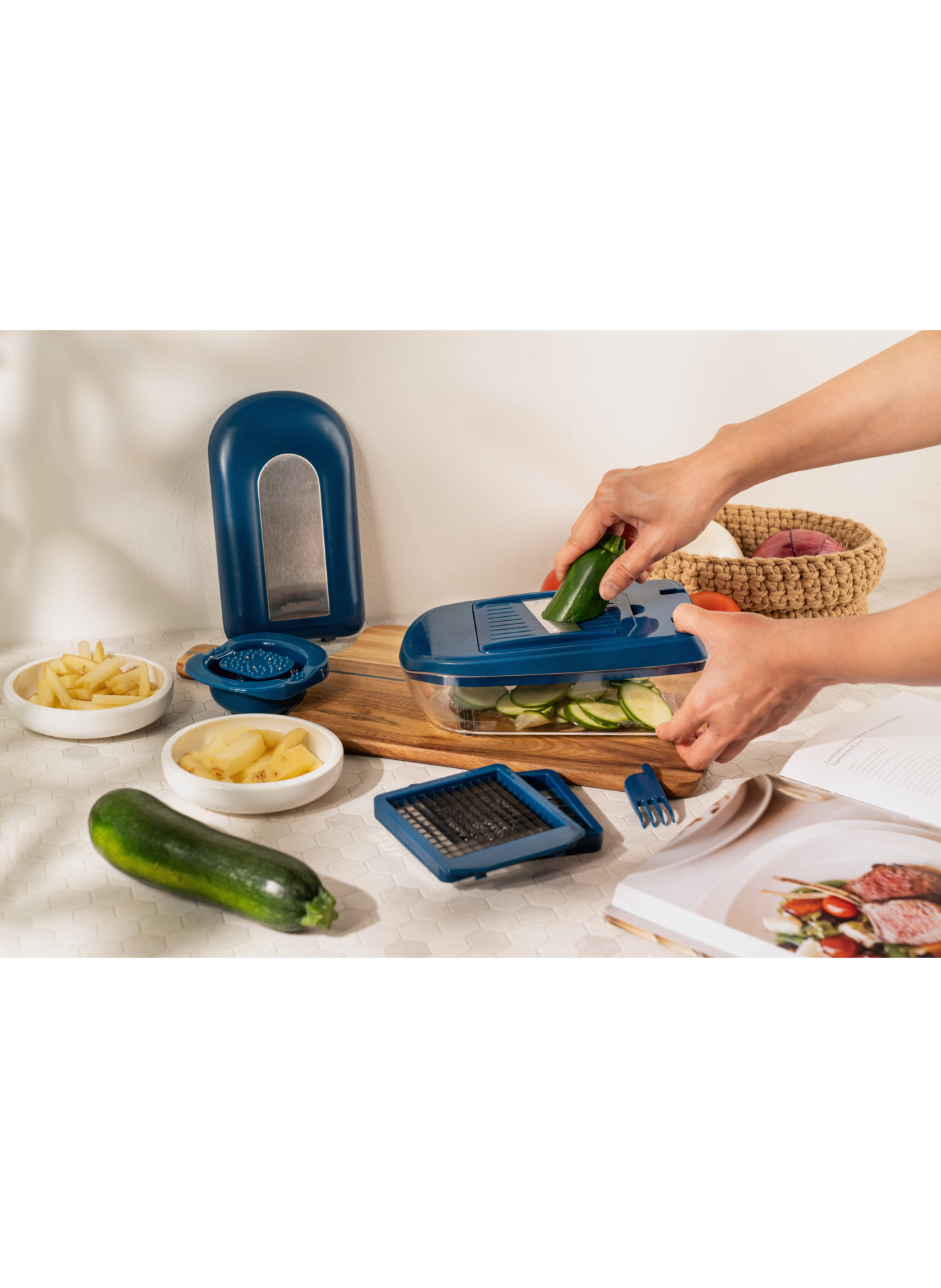 3-blade vegetable slicer with reservoir MASTRAD Blue