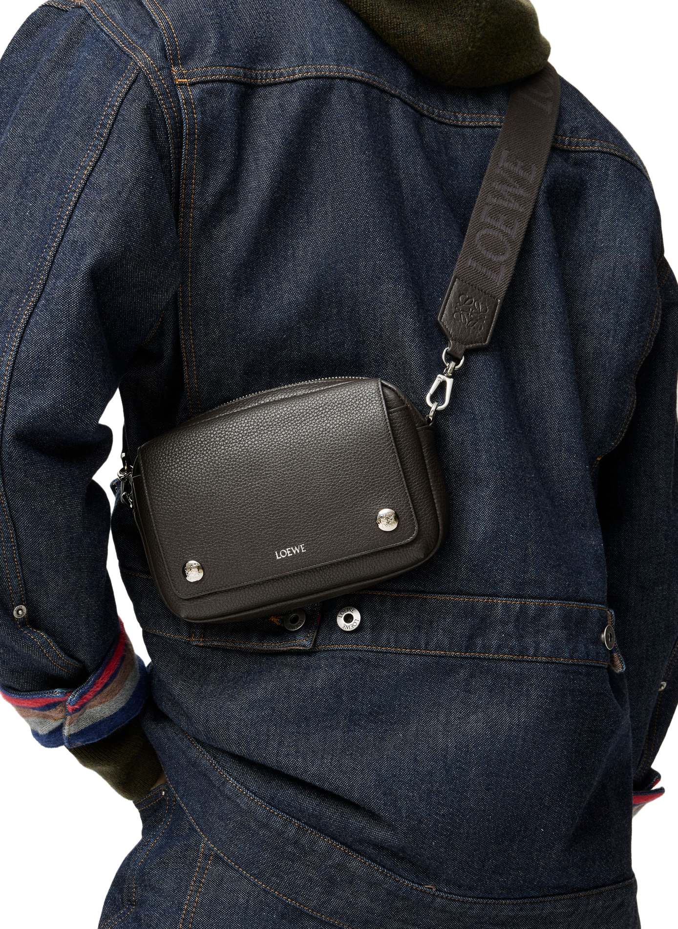 Kleine Messenger-Tasche aus weichem genarbtem Kalbsleder. LOEWE Grau