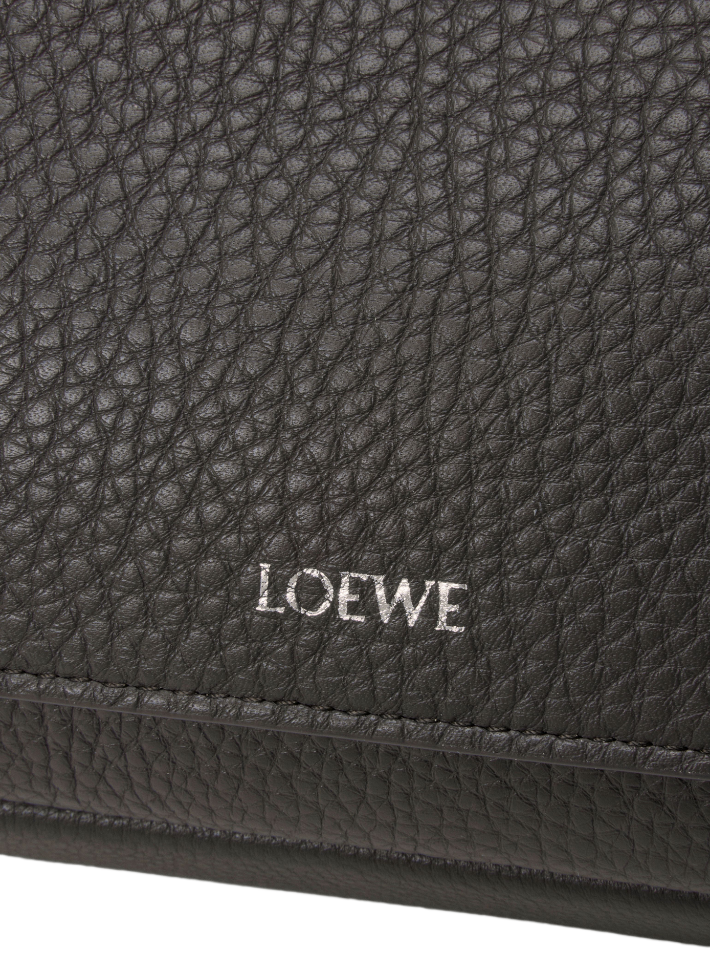 Kleine Messenger-Tasche aus weichem genarbtem Kalbsleder. LOEWE Grau