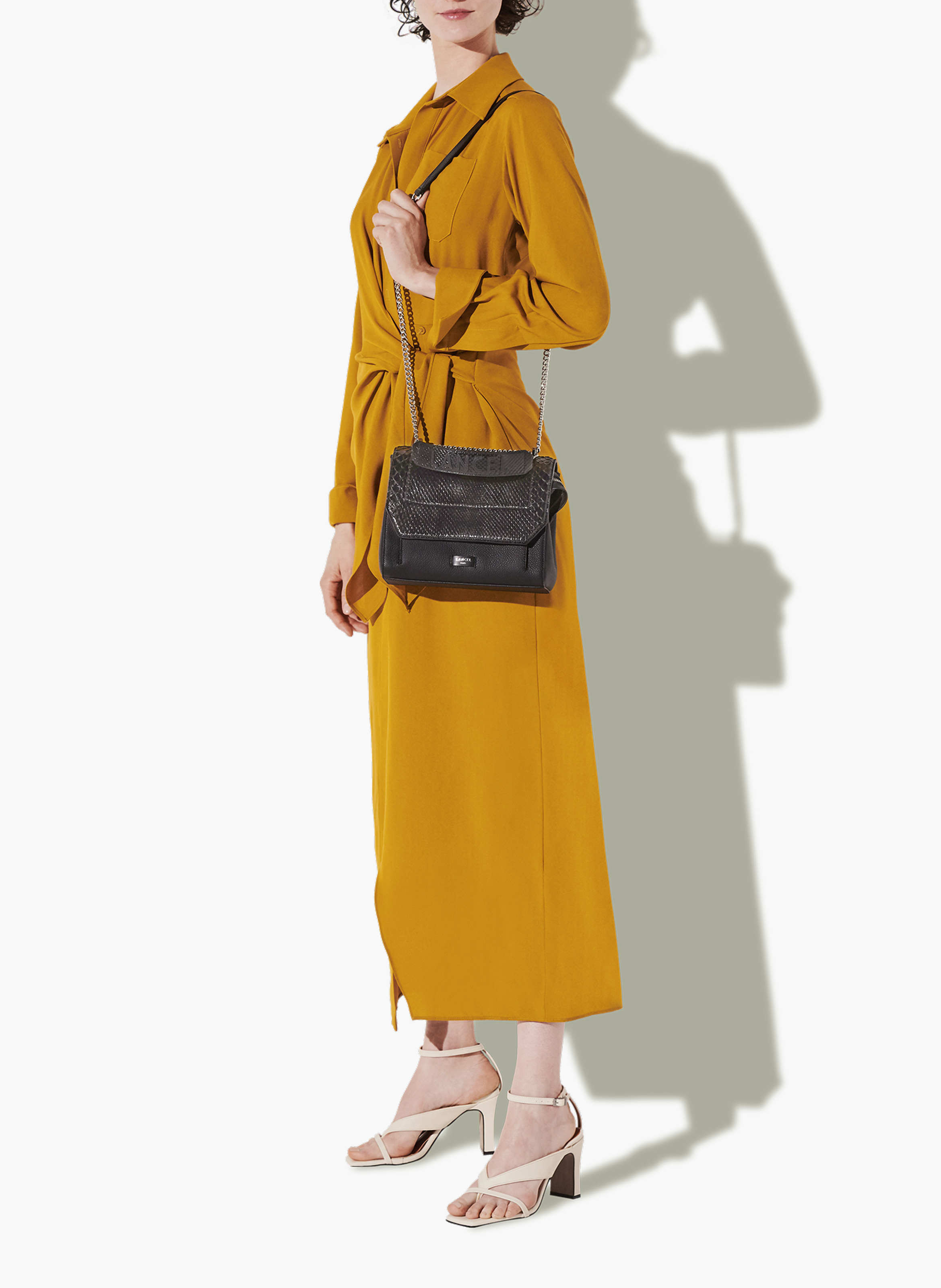 Sac à rabat moyen avec chaîne et bandoulière en cuir. LANCEL Noir