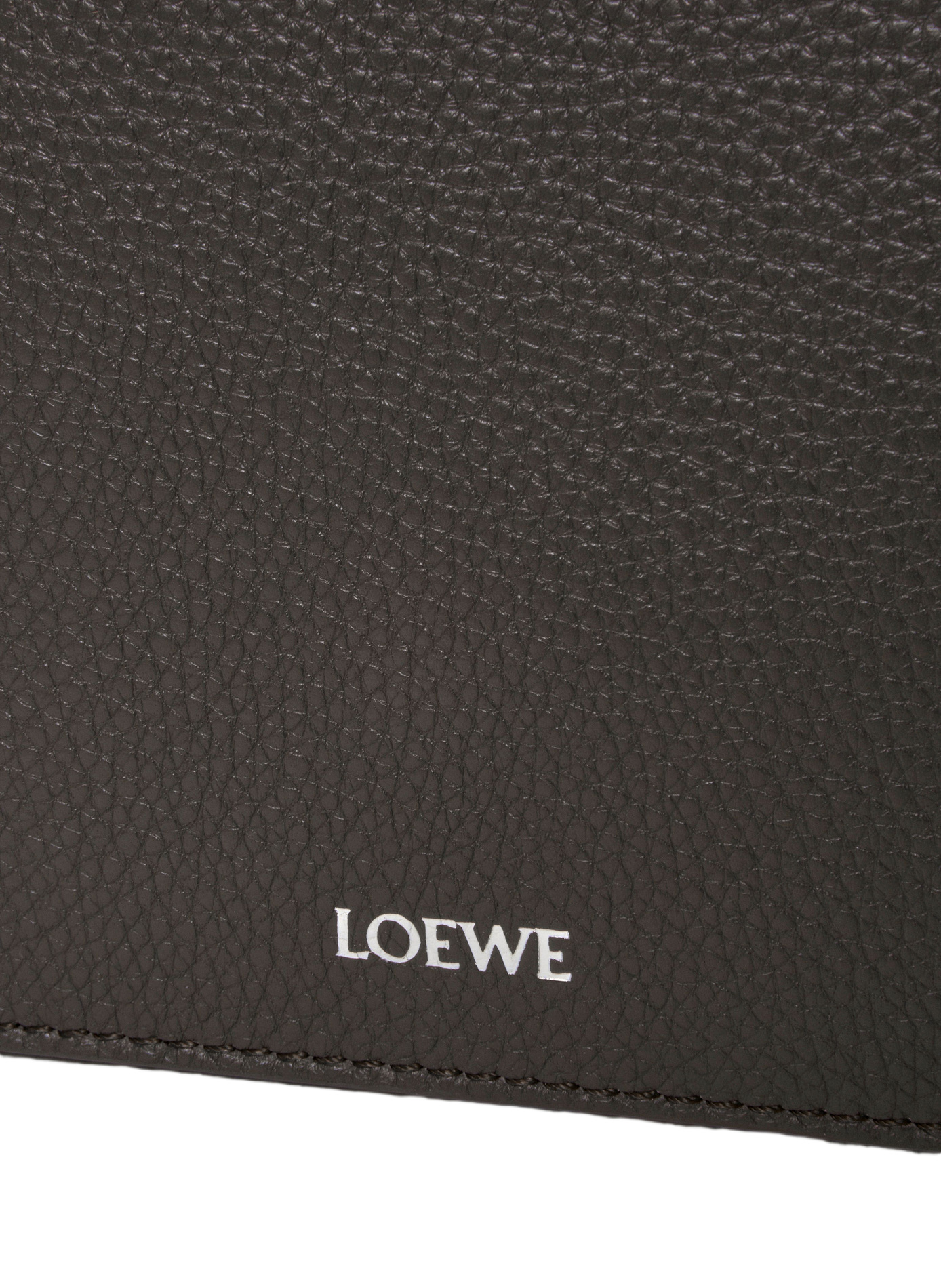 Pebble Messenger Medium aus weichem genarbtem Kalbsleder LOEWE Grau