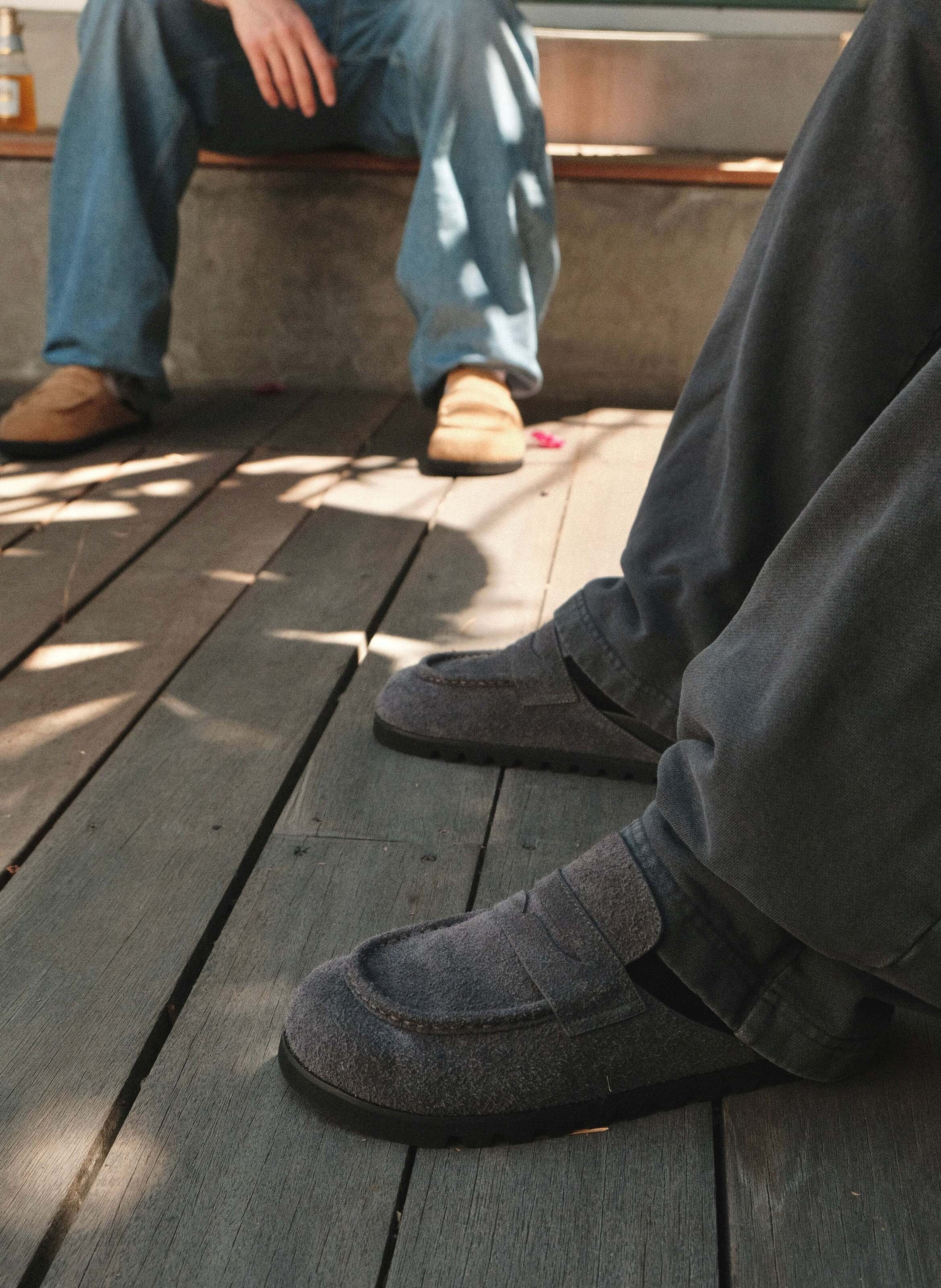 Mules cord en daim effet poilu NAKED WOLFE Gris