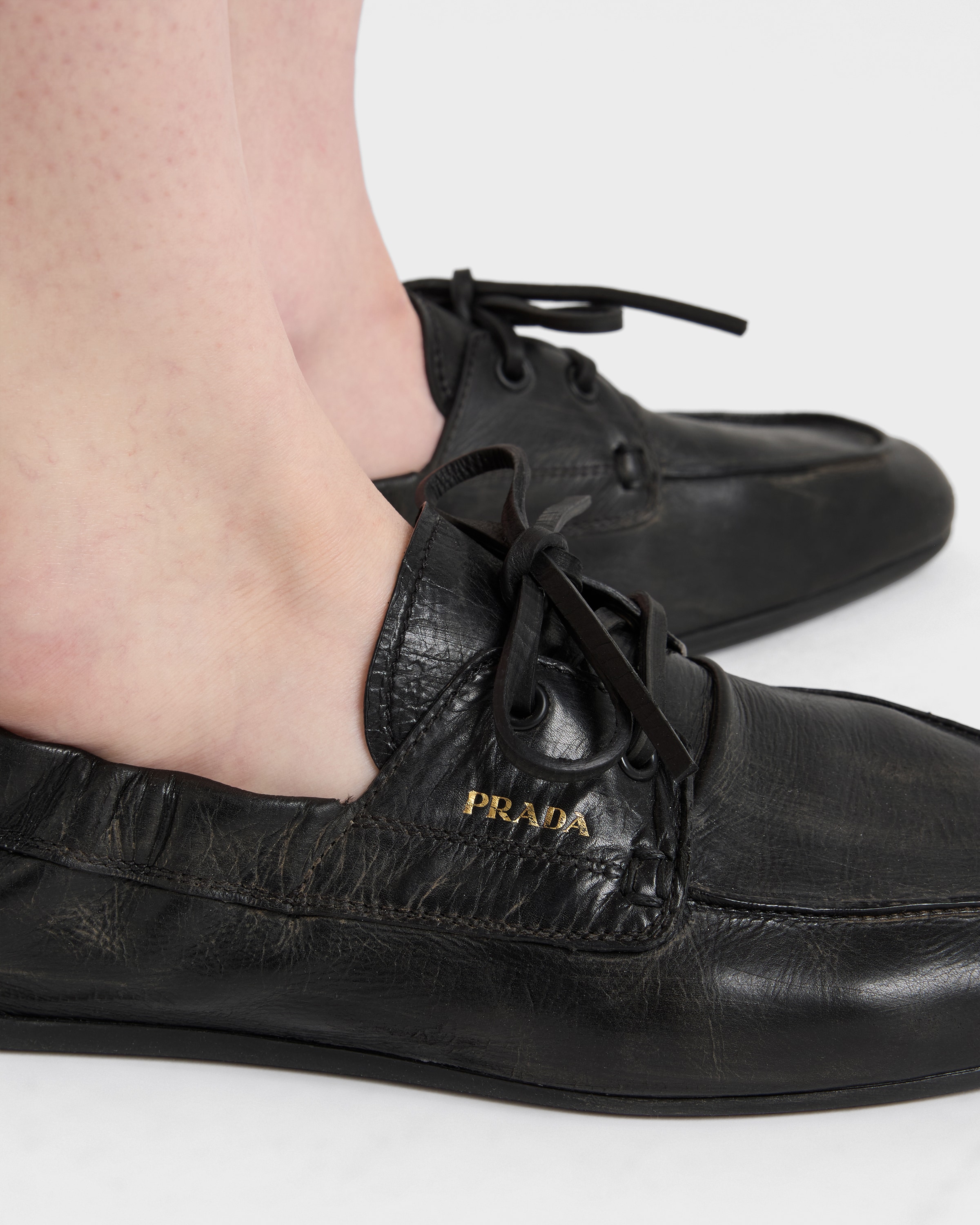Chaussures bateau en cuir vieilli PRADA Noir