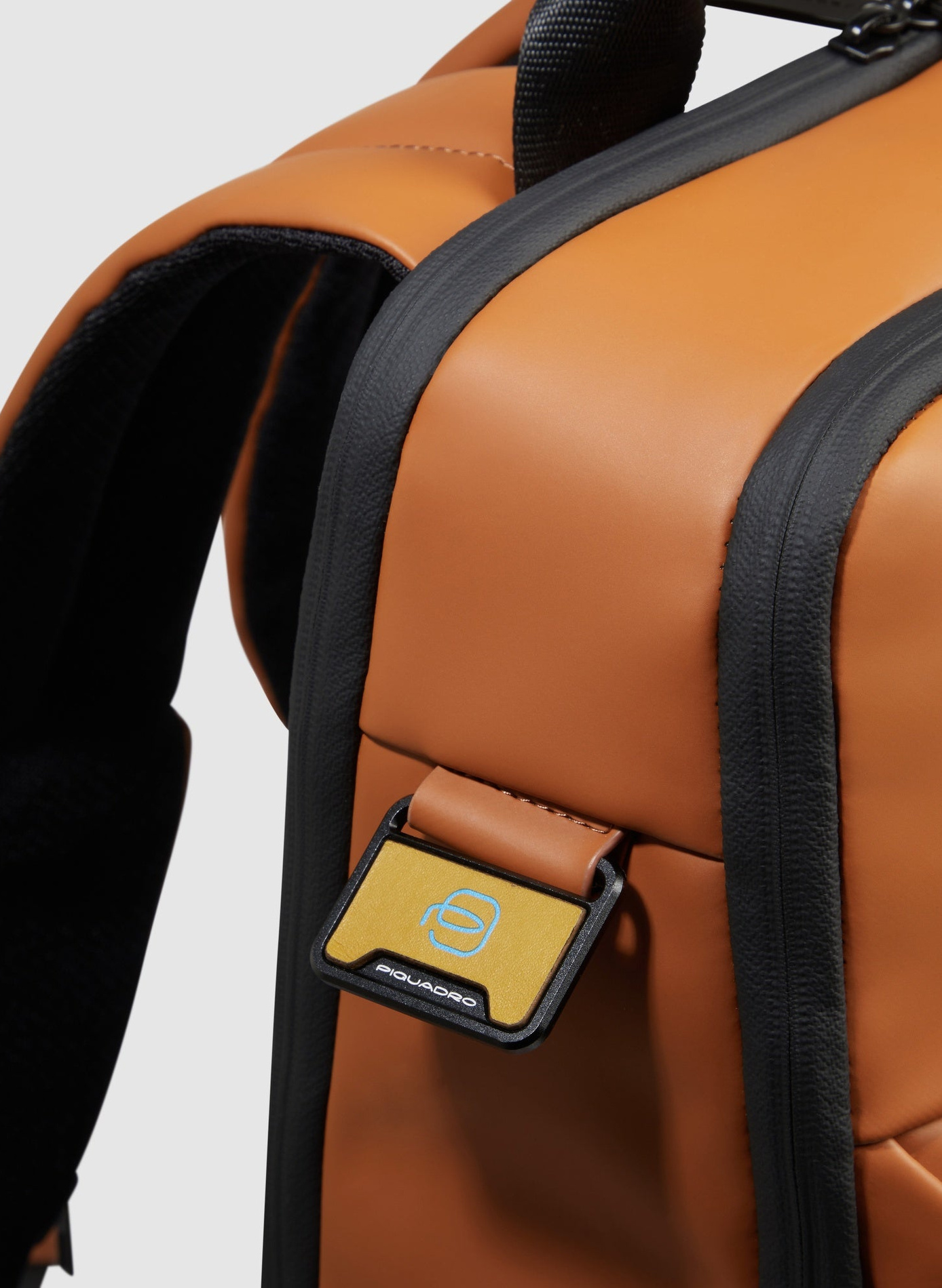 Sac à dos déperlant pour ordinateur 15,6" PIQUADRO Marron