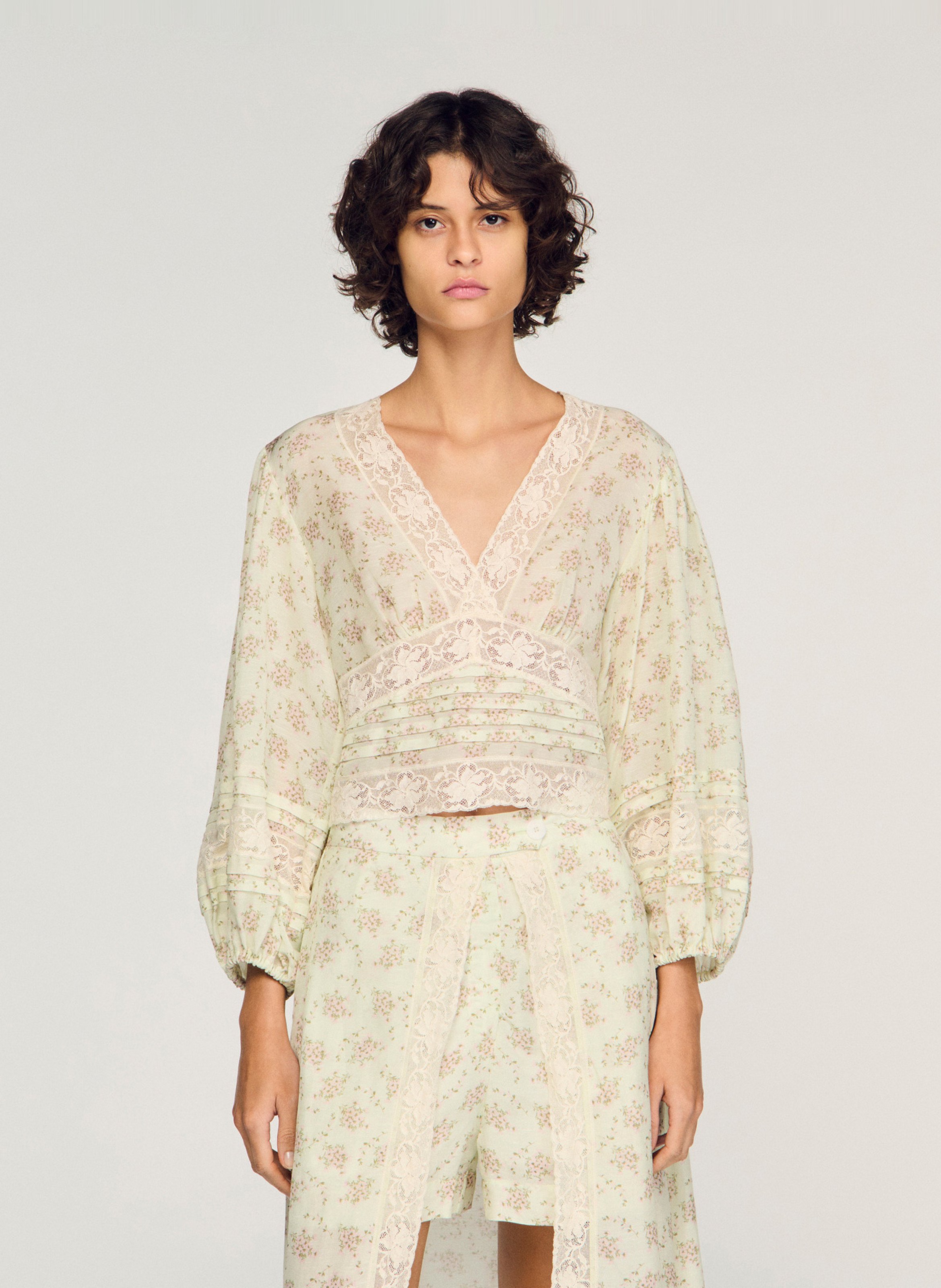 Top court droit col v imprimé SANDRO Rose