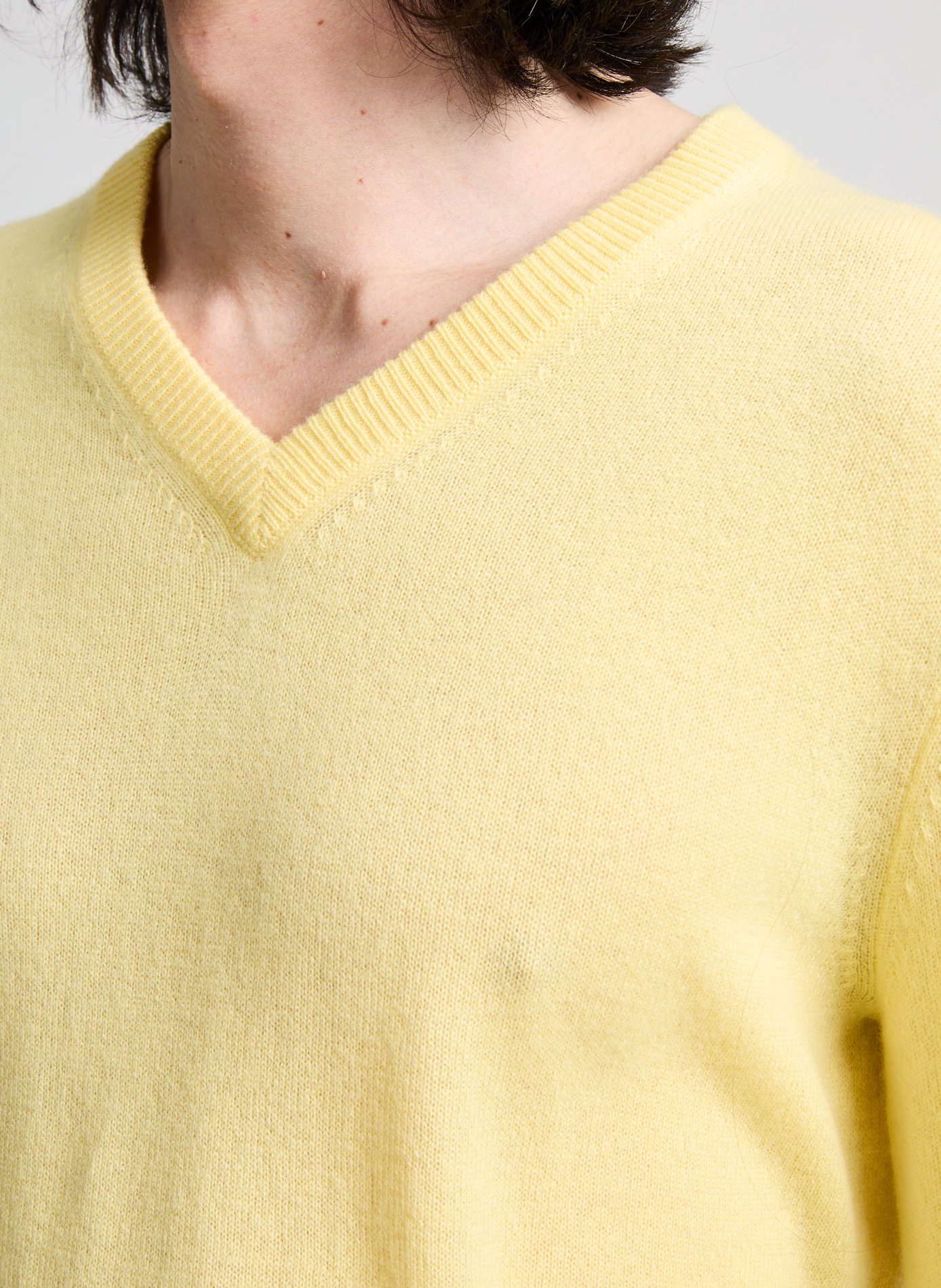 Pull col V en cachemire Jaune